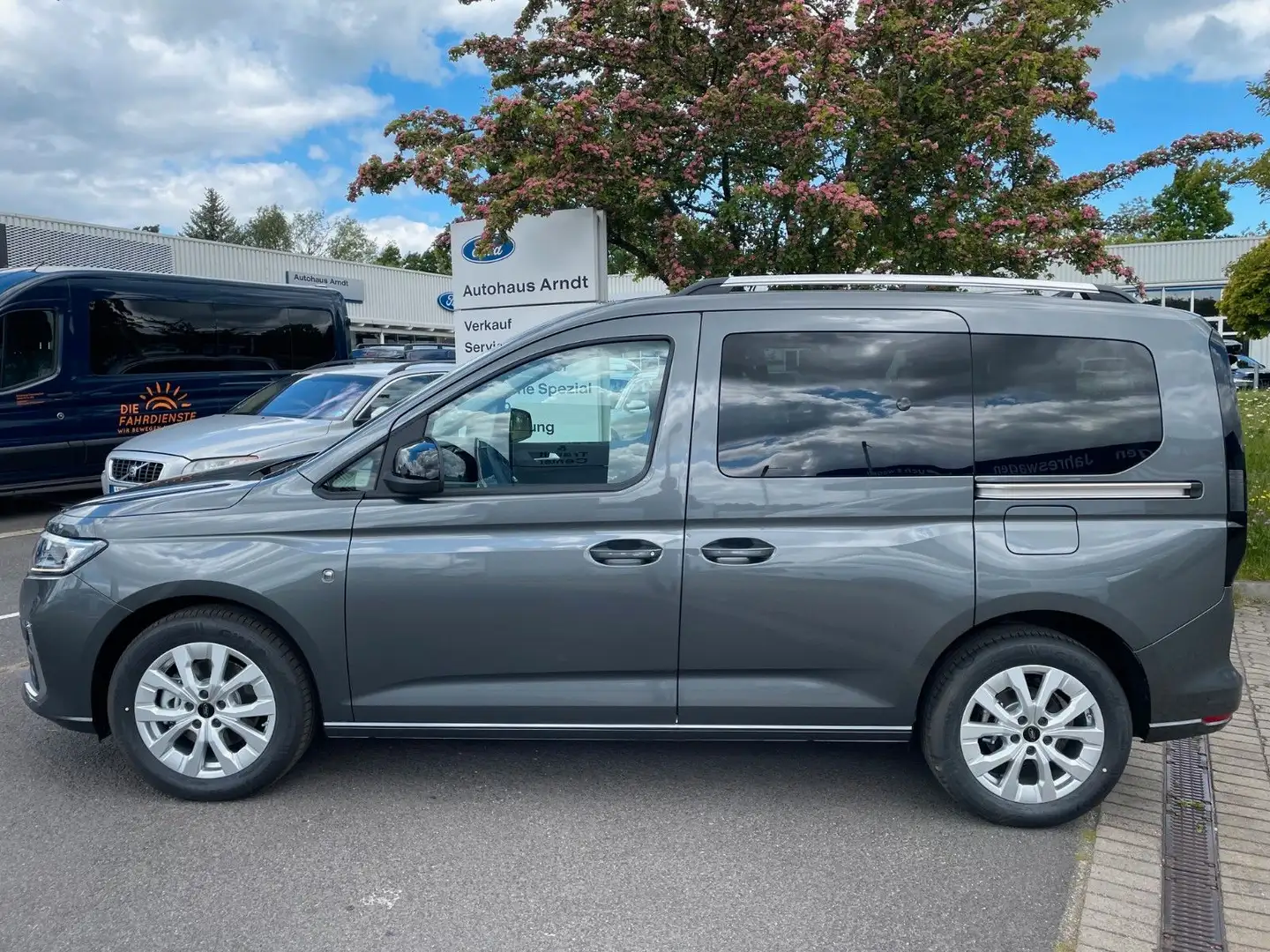 Ford Tourneo Connect L1 Titanium 2,0D *Automatik *LED Grau - 2