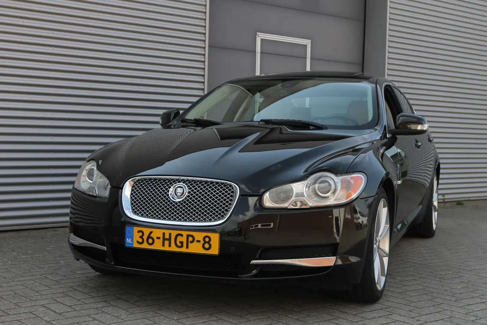 Jaguar XF 3.0 V6 Premium Luxury I AUT. I NAVI I LEDER I YOUN crna - 2