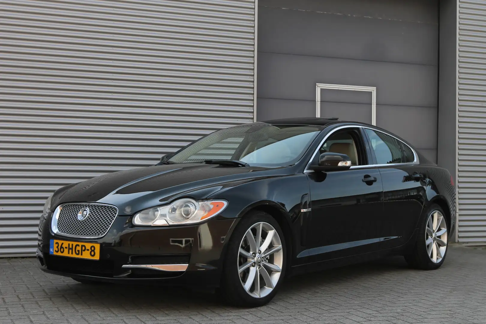 Jaguar XF 3.0 V6 Premium Luxury I AUT. I NAVI I LEDER I YOUN crna - 1