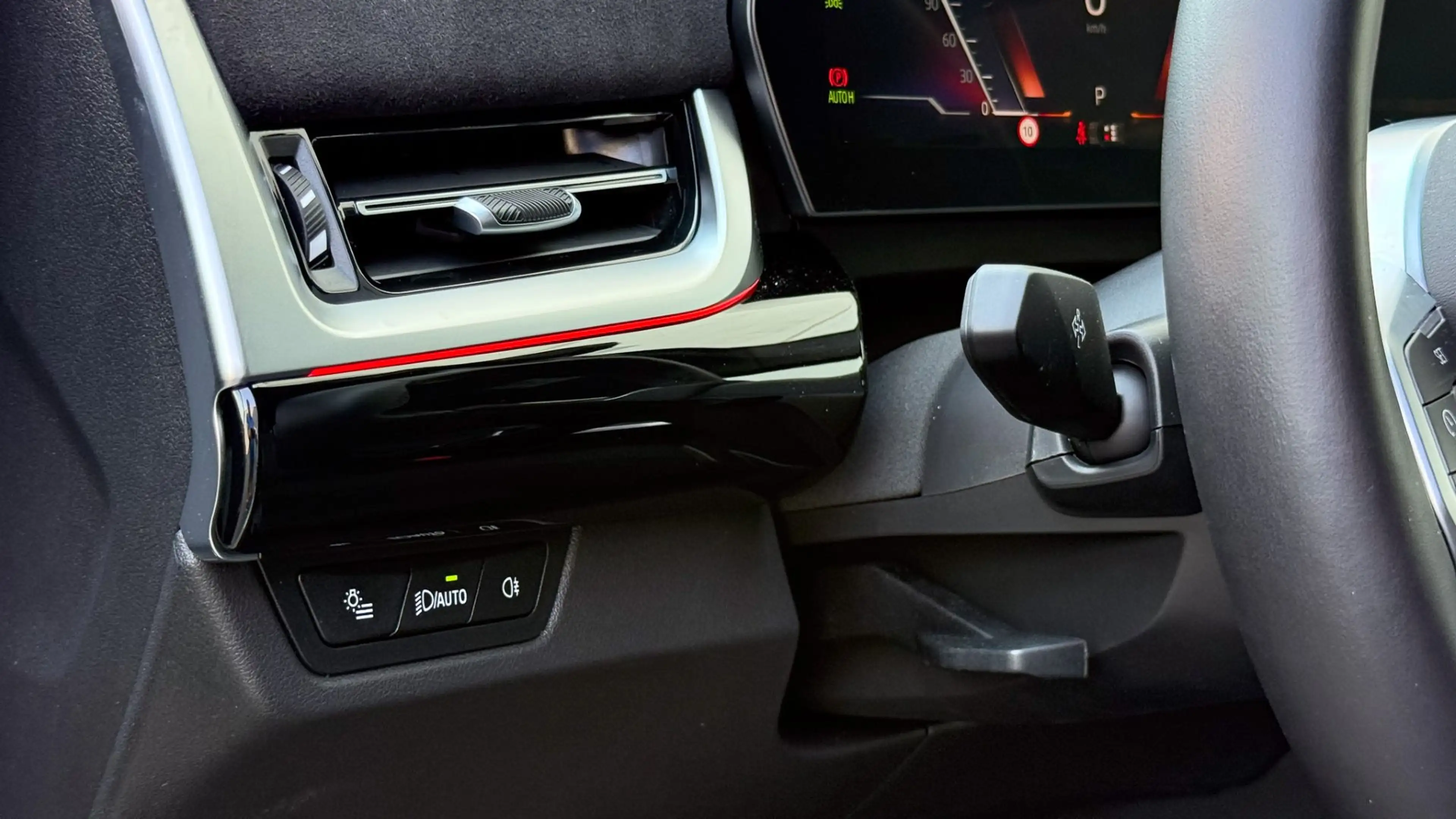 BMW iX1 eDrive20 M-Sportpaket — photo 11
