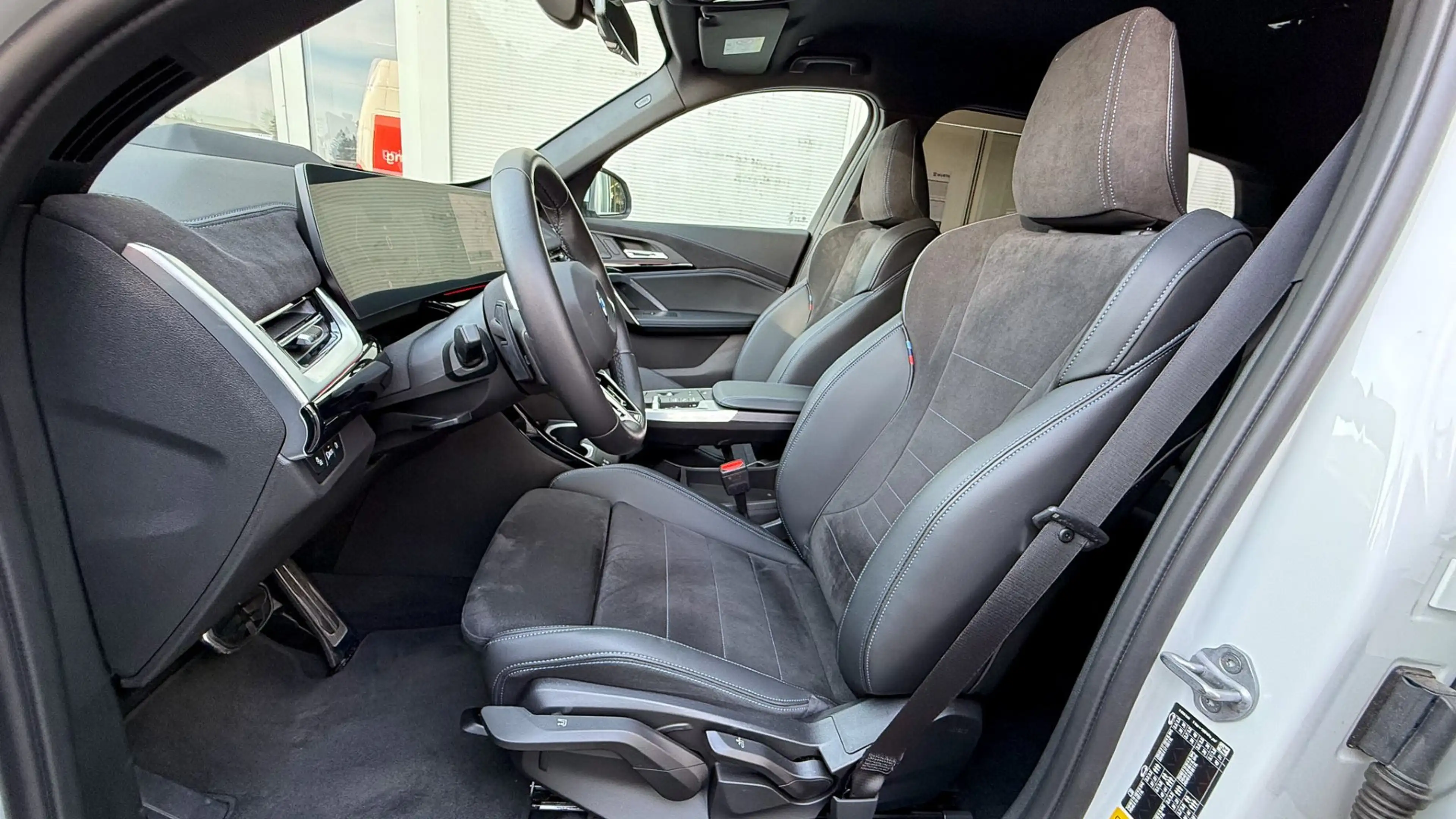 BMW iX1 eDrive20 M-Sportpaket — photo 13