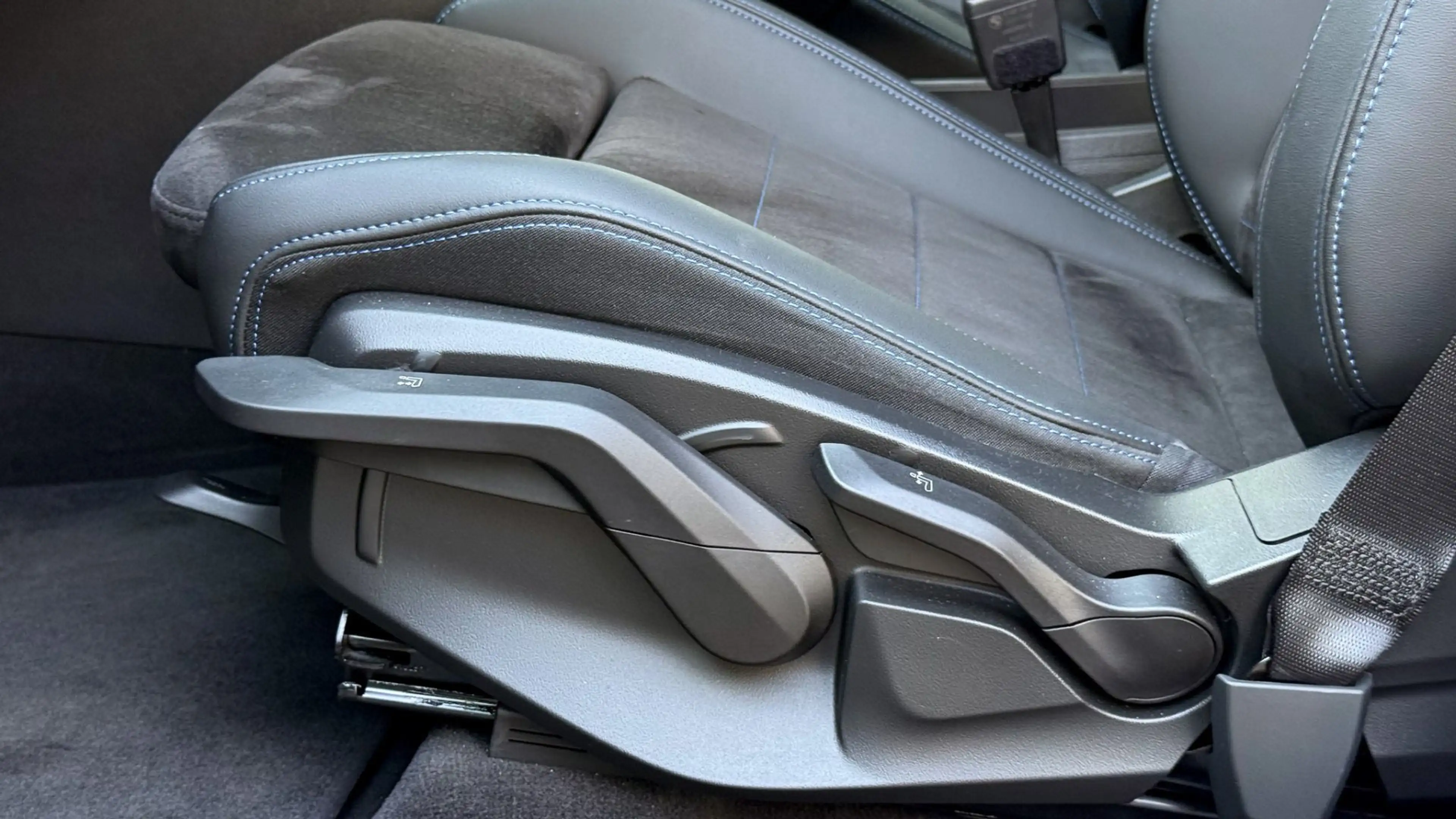 BMW iX1 eDrive20 M-Sportpaket — photo 15