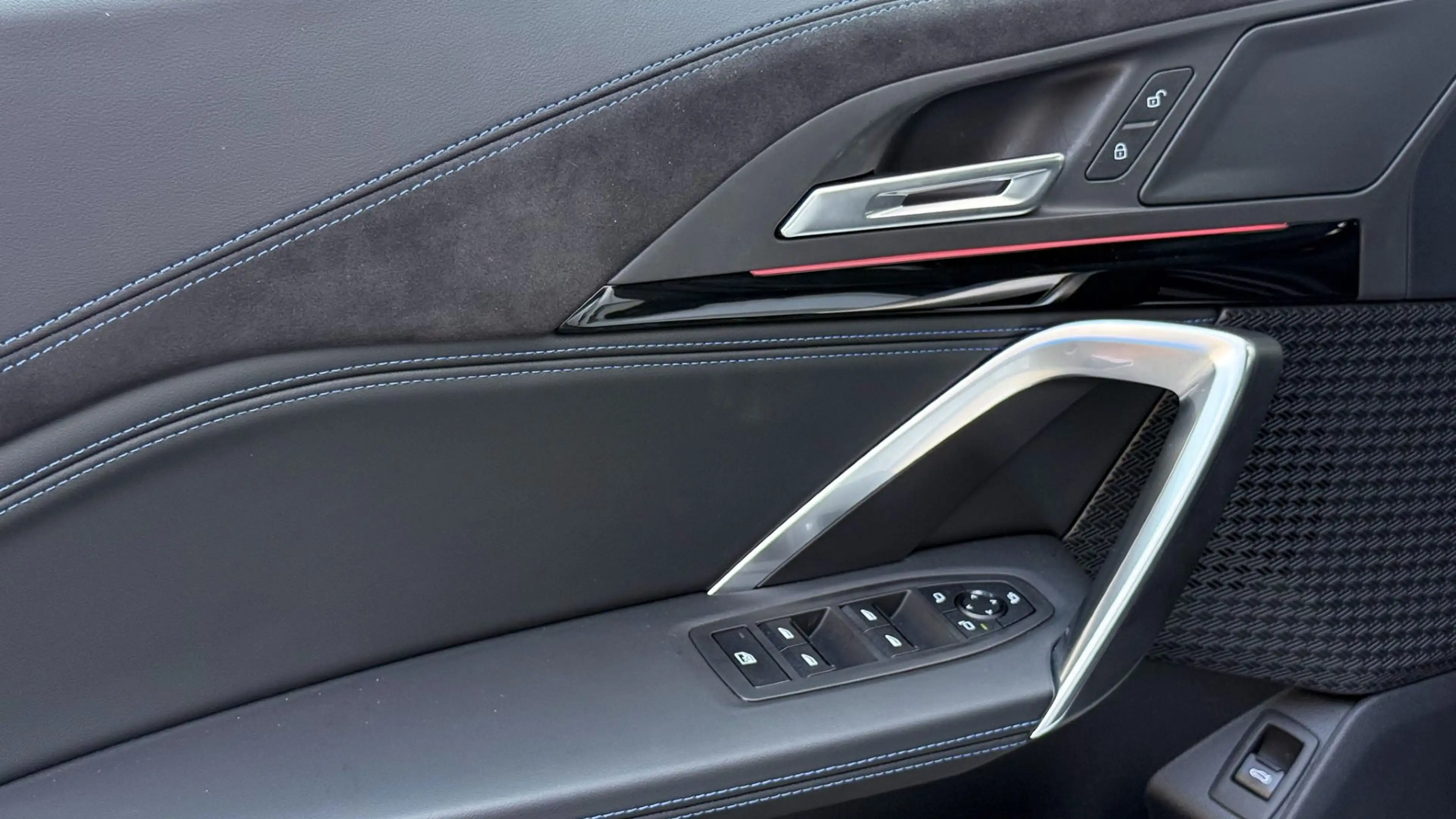 BMW iX1 eDrive20 M-Sportpaket — photo 12
