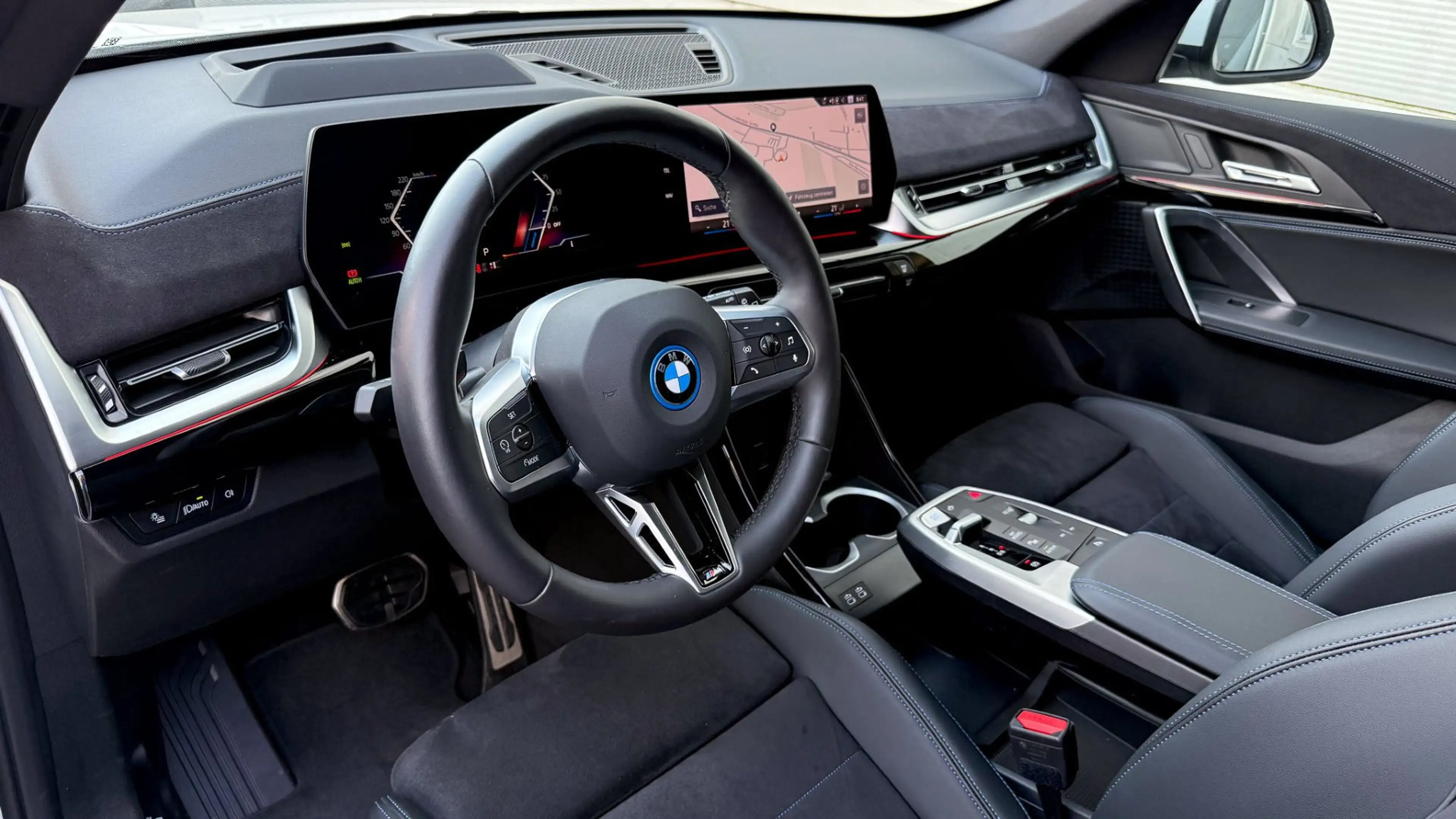 BMW iX1 eDrive20 M-Sportpaket — photo 8