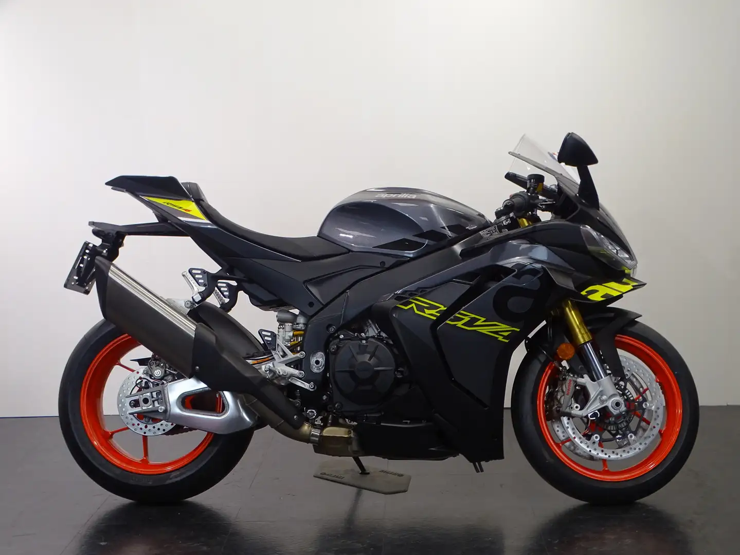 Aprilia RSV4 1100 Geel - 1