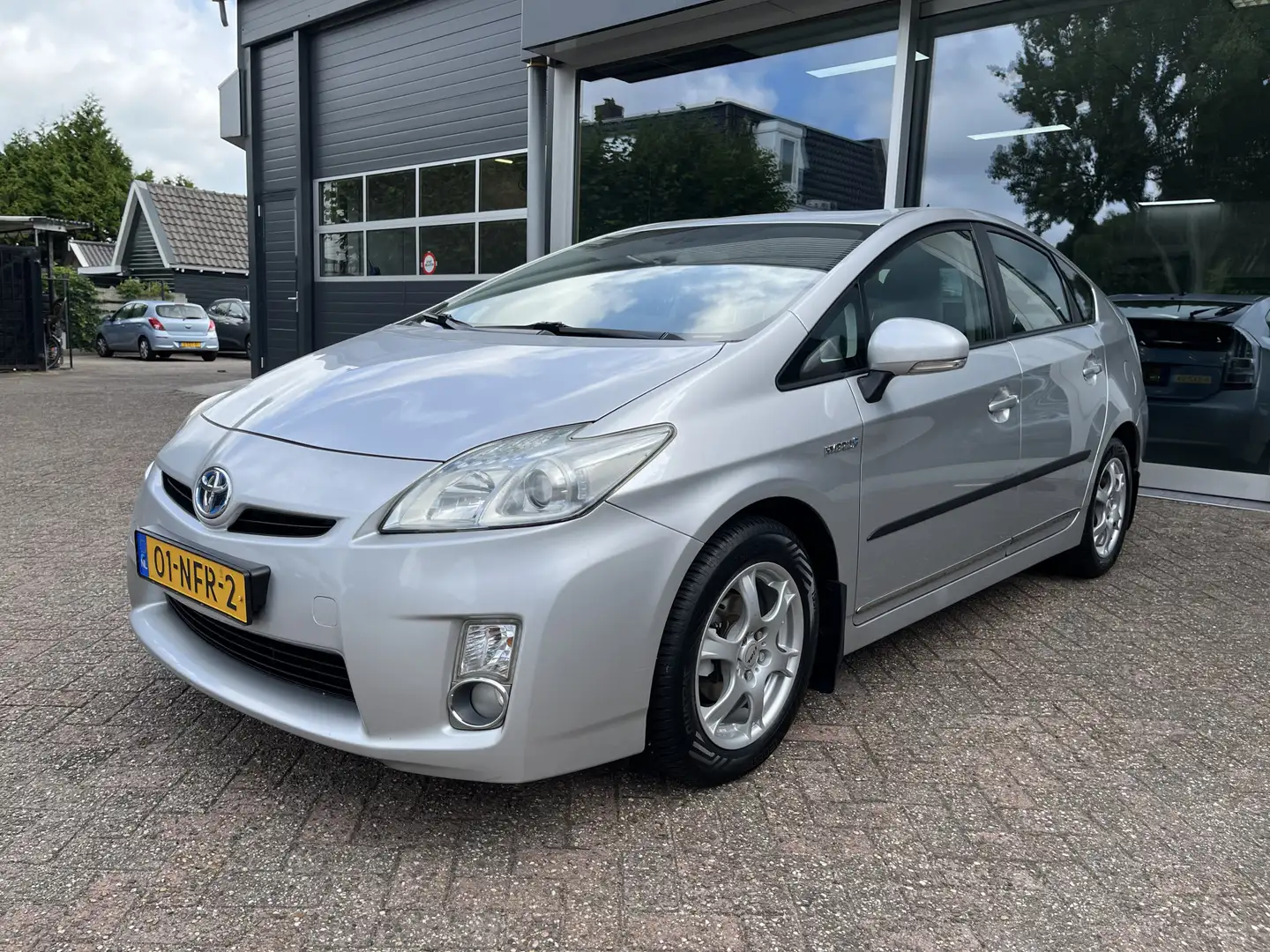 Toyota Prius 1.8 Aspiration Cruise Control, Airco, LM velgen. Grijs - 1