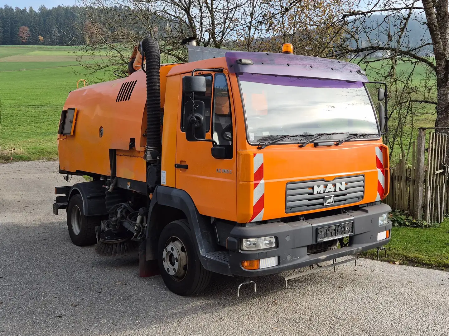 MAN L 2000 Kehrmaschine mit Johnston Aufbau Оранжевий - 1