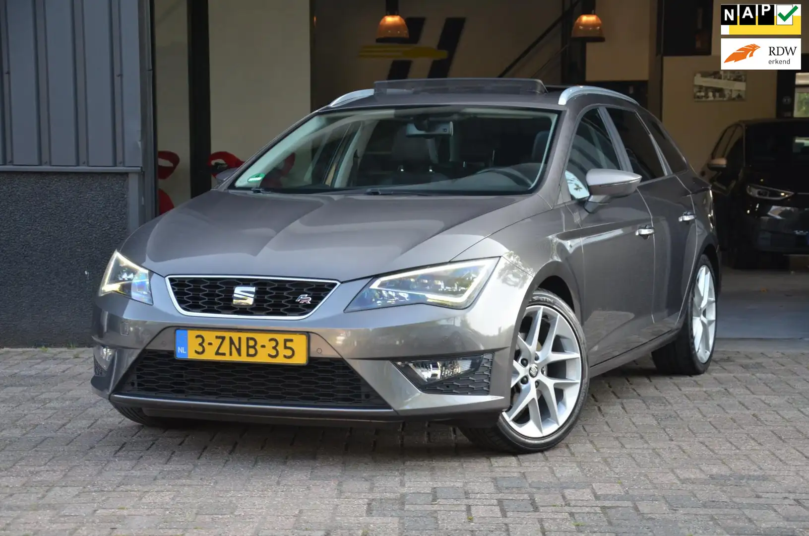 SEAT Leon ST 1.4 TSI ACT FR PANO|ALCANTARA|LED|18 inch PERFO Grijs - 1