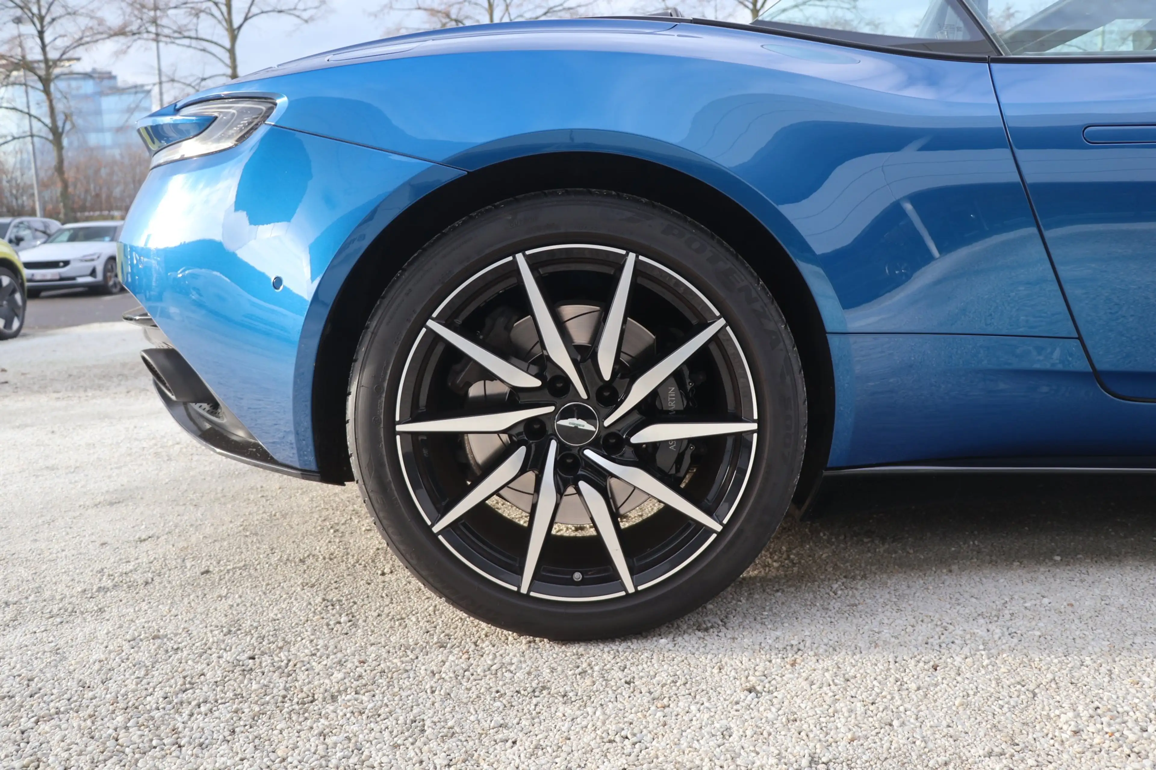 Aston Martin DB11 DB11 V8 Volante — photo 11
