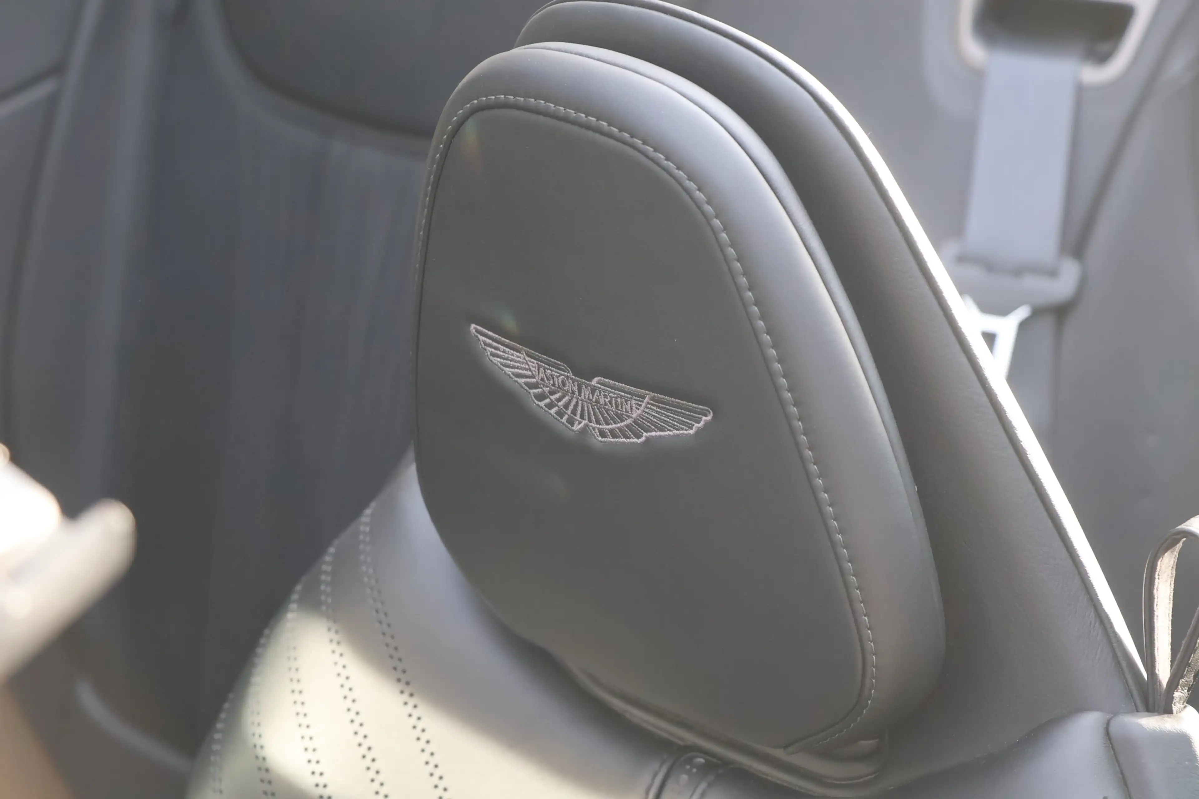 Aston Martin DB11 DB11 V8 Volante — photo 15