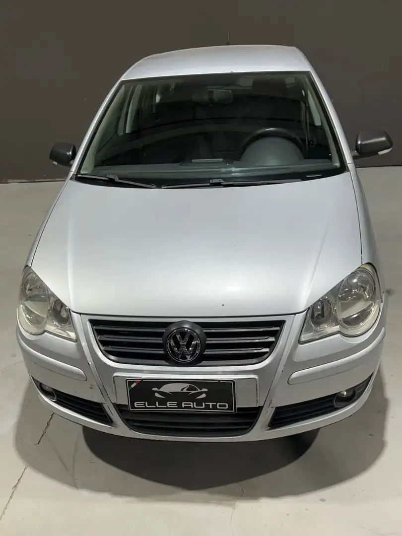 Volkswagen Polo Polo 5p 1.2 Comfortline 70cv Plateado - 2