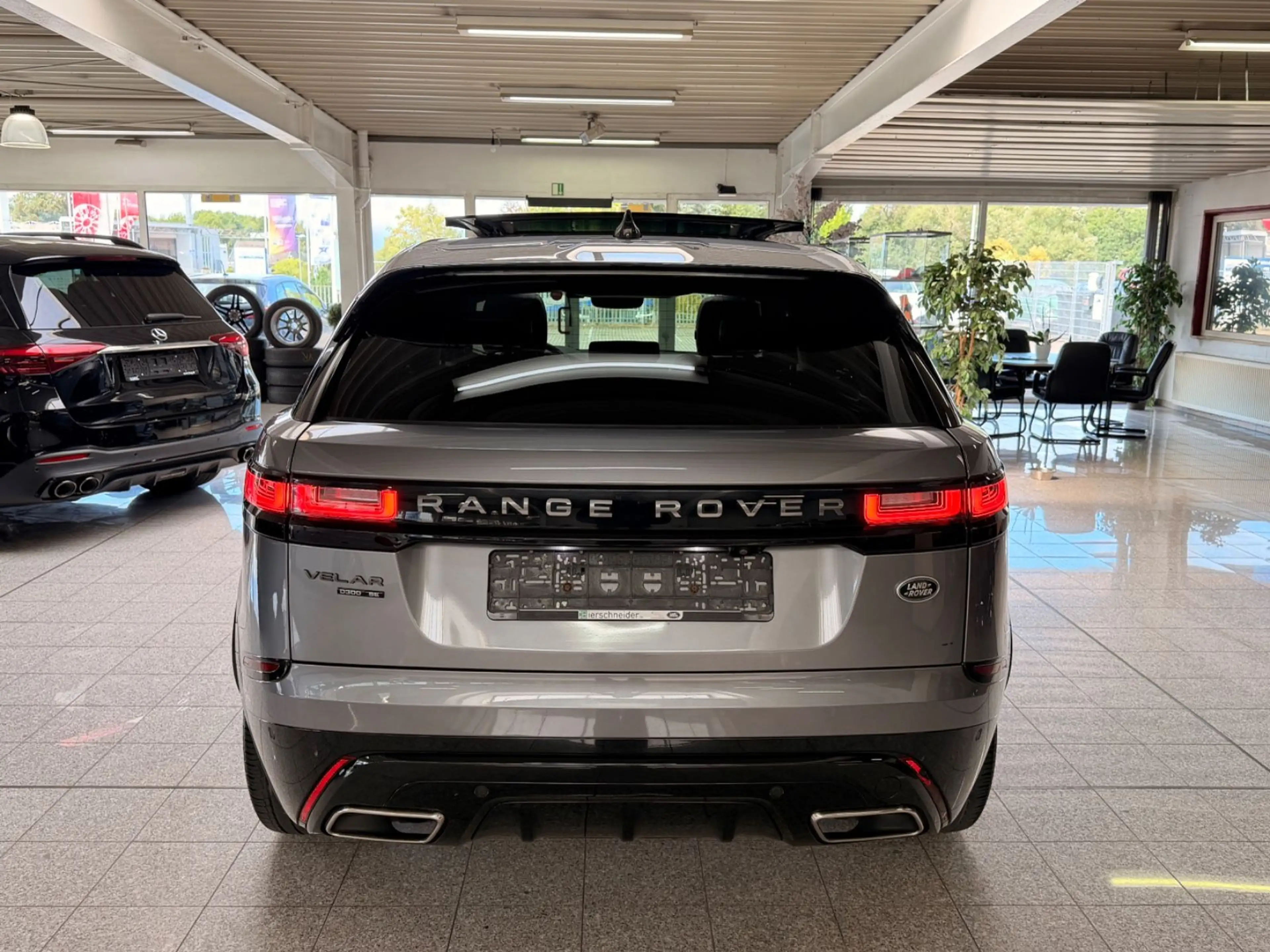 Land Rover Range Rover Velar R-Dynamic SE Panoramadach — photo 6