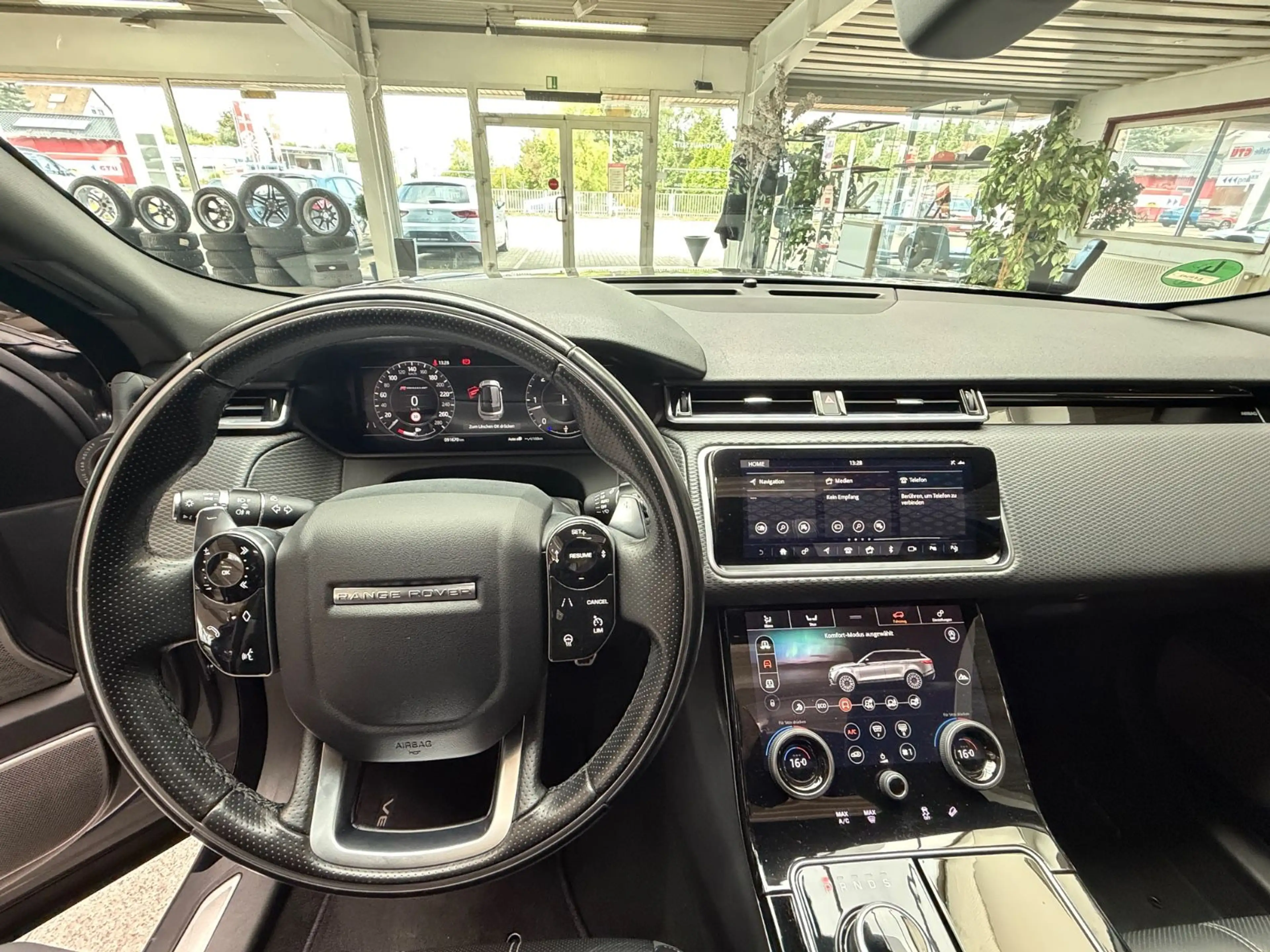 Land Rover Range Rover Velar R-Dynamic SE Panoramadach — photo 10