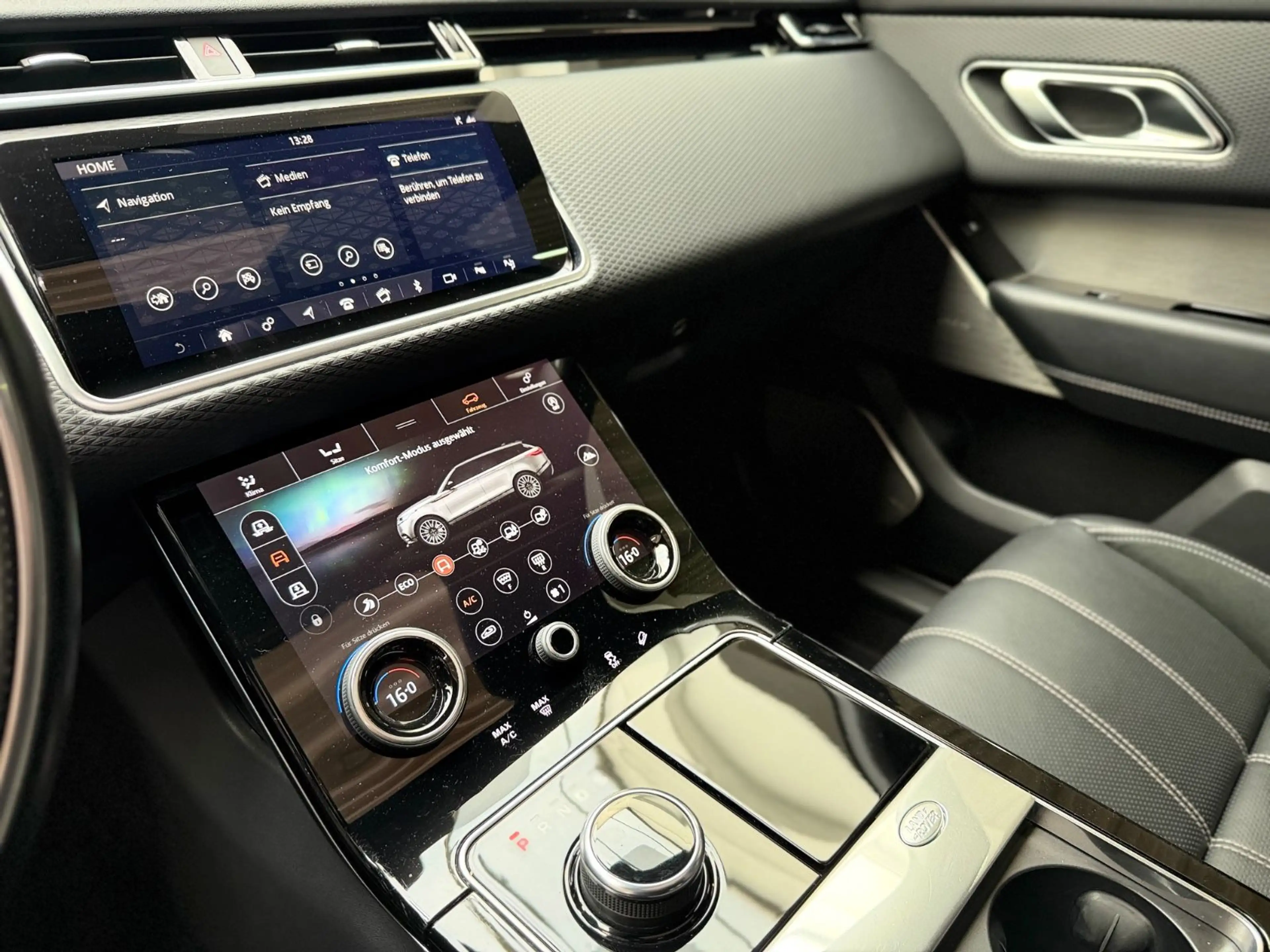 Land Rover Range Rover Velar R-Dynamic SE Panoramadach — photo 12
