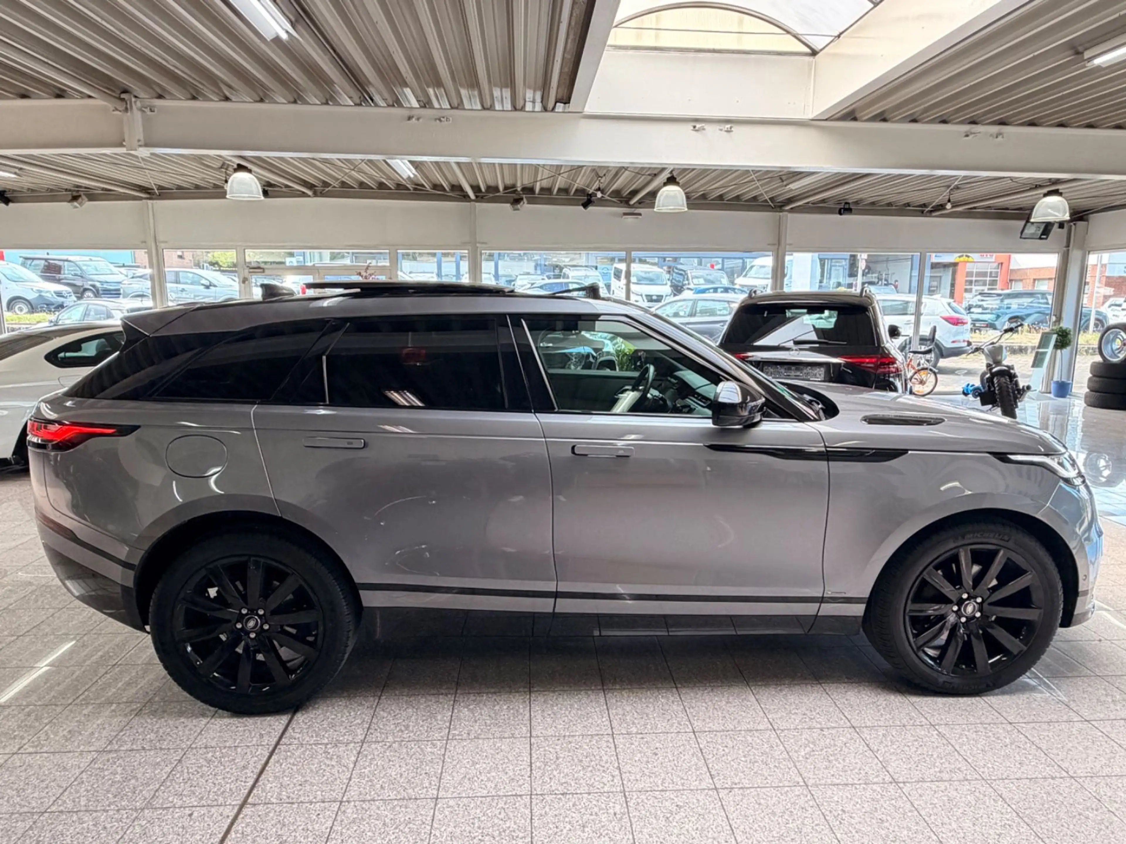 Land Rover Range Rover Velar R-Dynamic SE Panoramadach — photo 8
