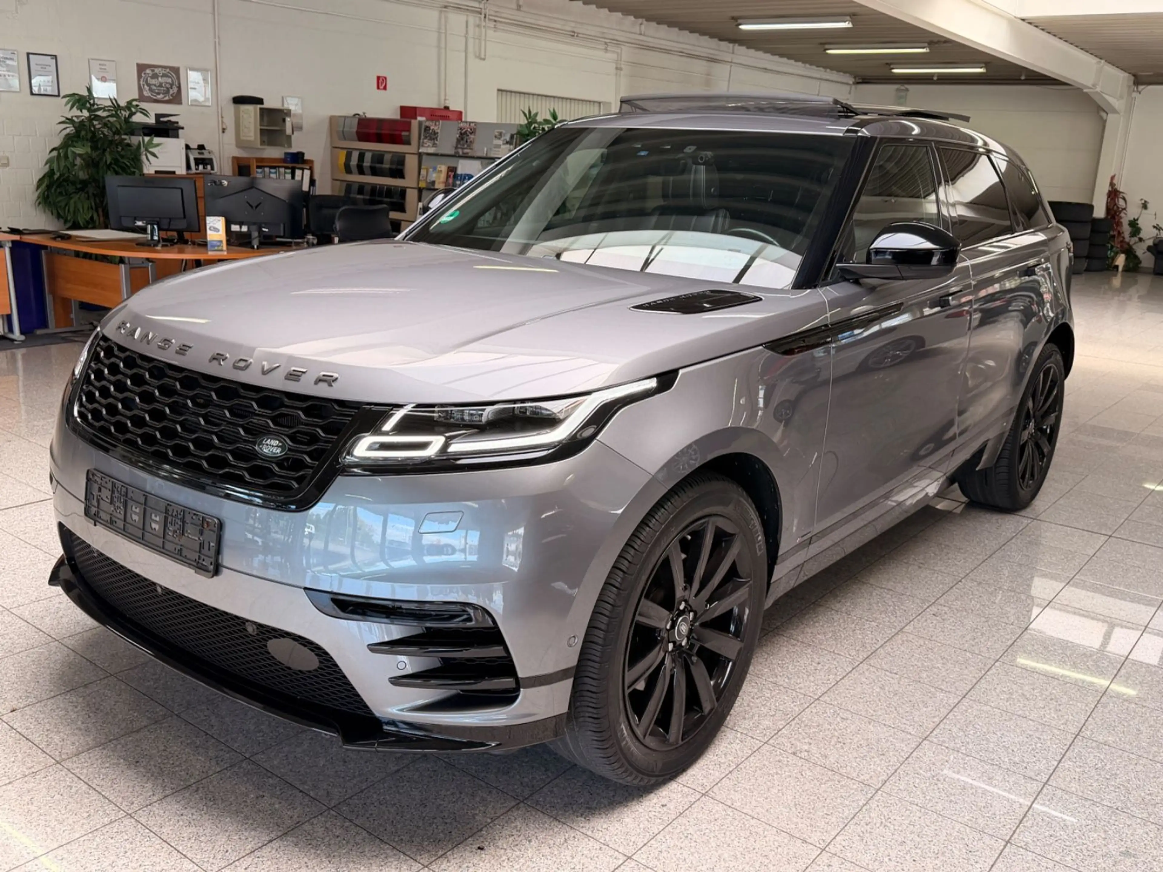 Land Rover Range Rover Velar R-Dynamic SE Panoramadach — photo 3