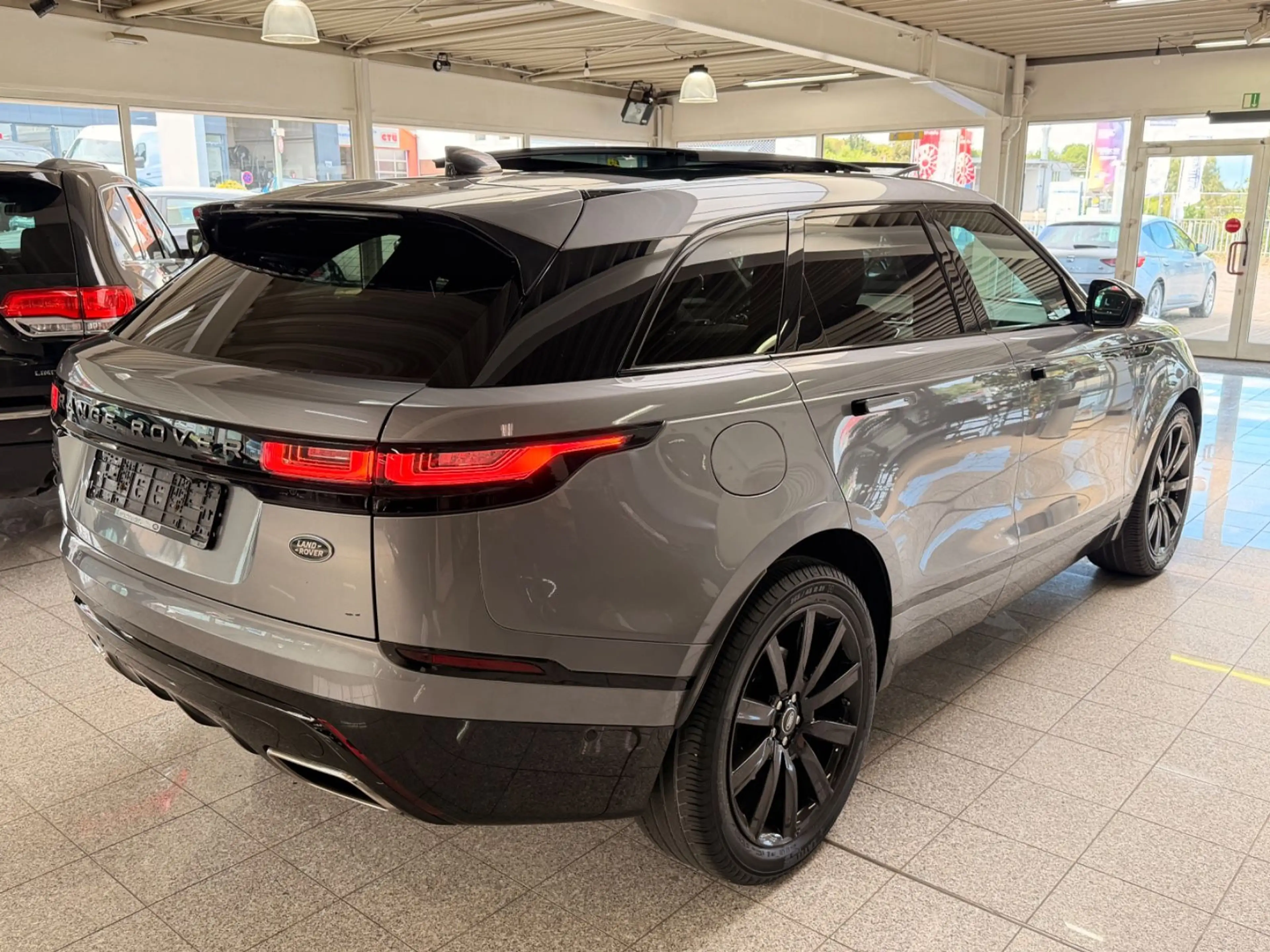 Land Rover Range Rover Velar R-Dynamic SE Panoramadach — photo 7