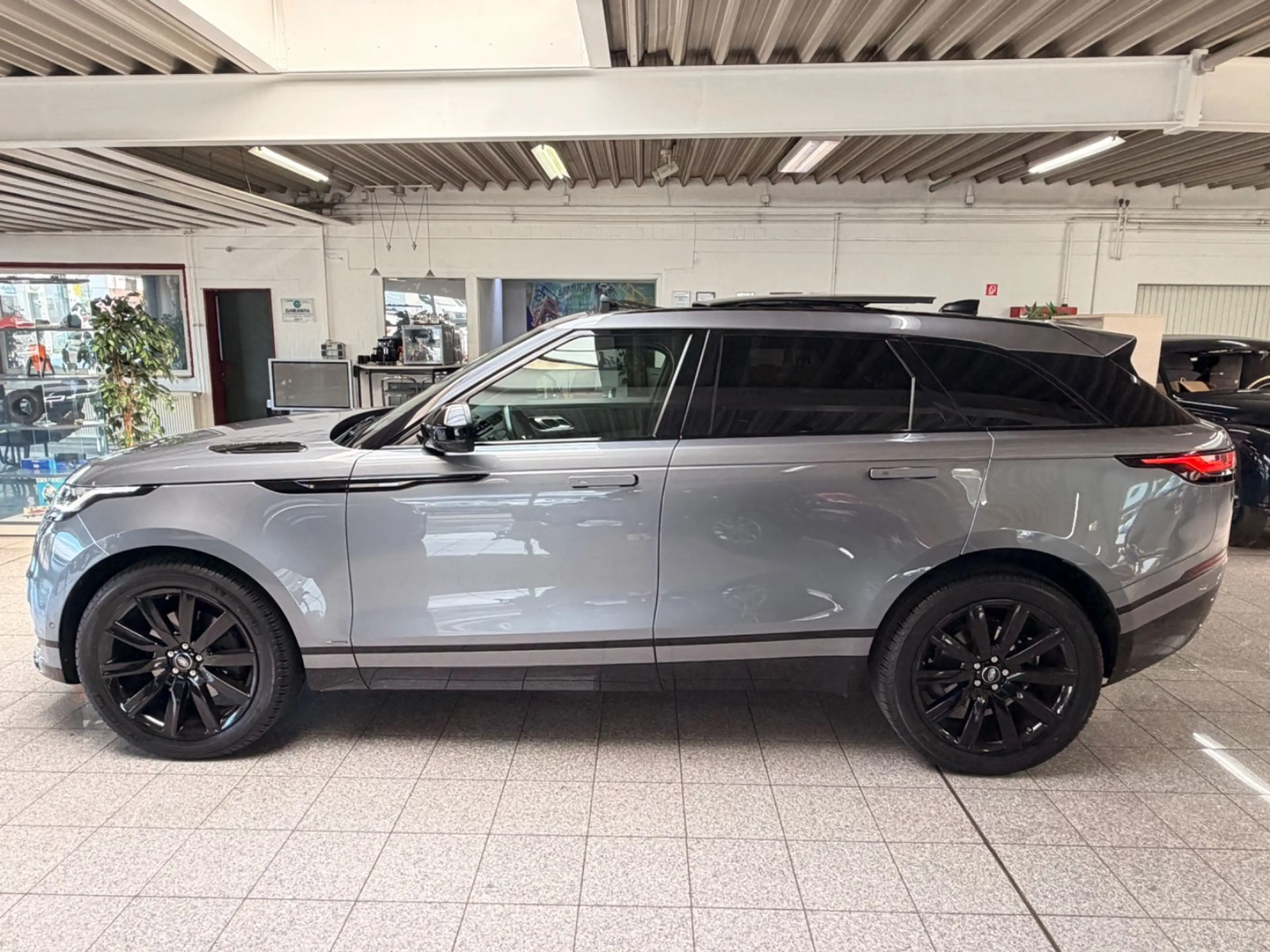 Land Rover Range Rover Velar R-Dynamic SE Panoramadach — photo 4