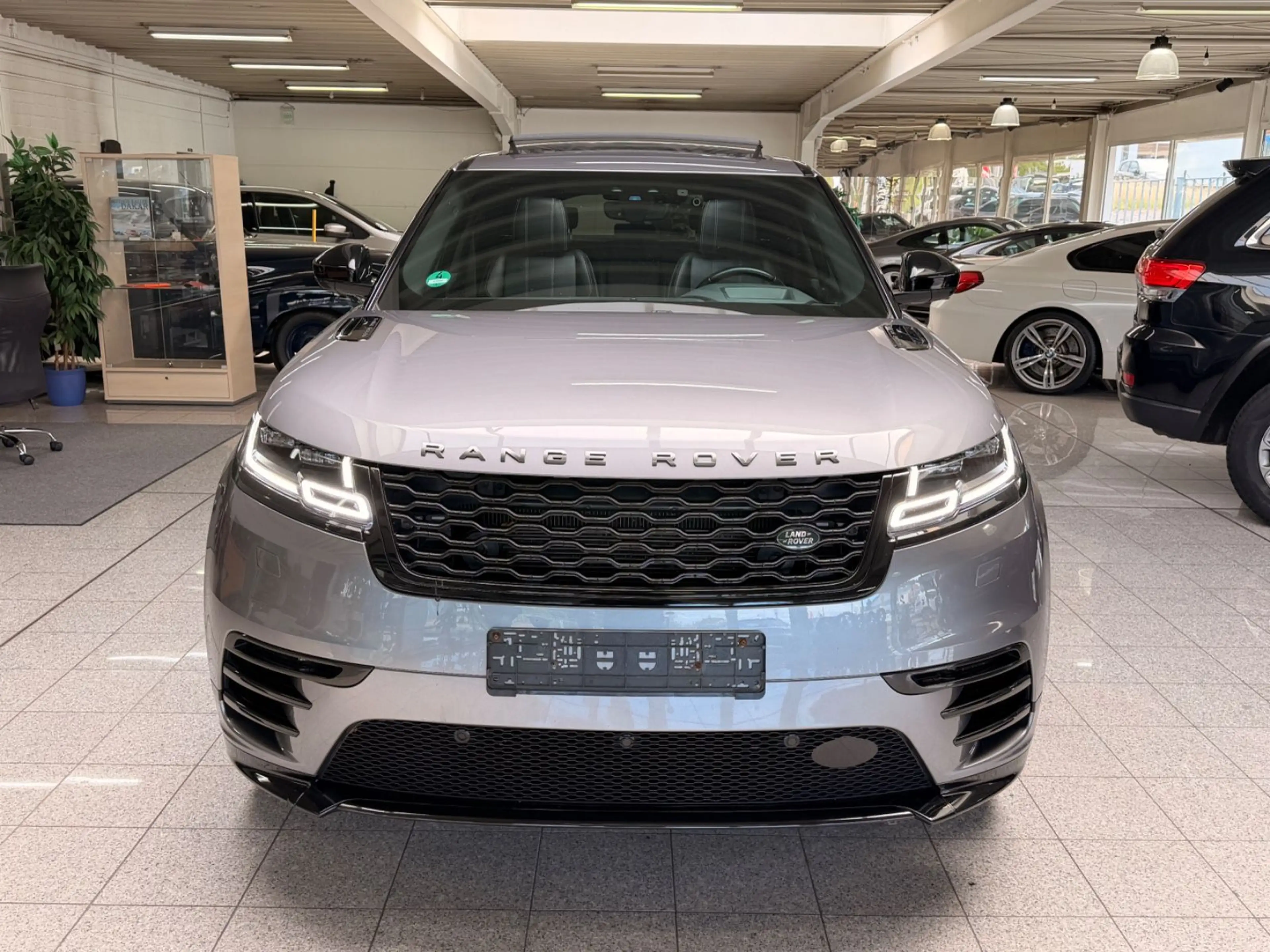 Land Rover Range Rover Velar R-Dynamic SE Panoramadach — photo 2