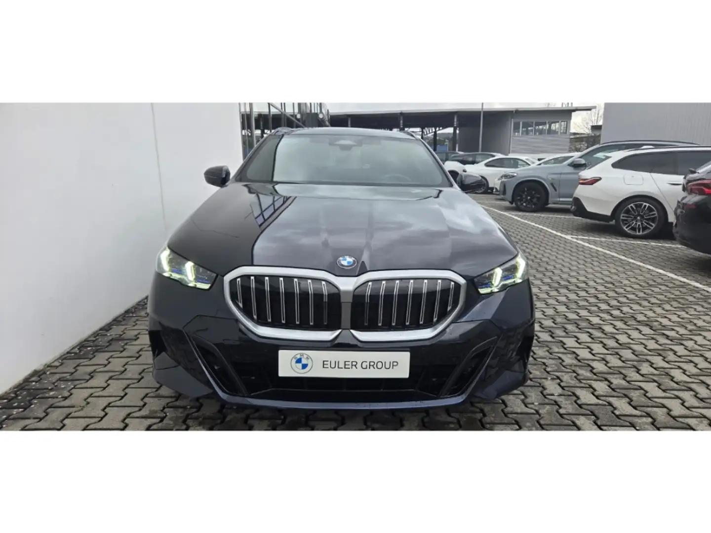 BMW 520 iA M-Sport Touring AHK H/K LkHz SHZ Parkass Schwarz - 2