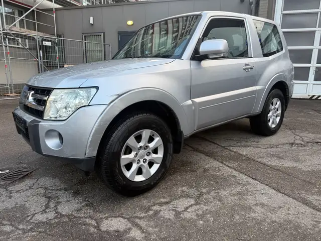 Mitsubishi Pajero 3.2 DI-D Intense AHK-97000-KM-TÜV-NEU