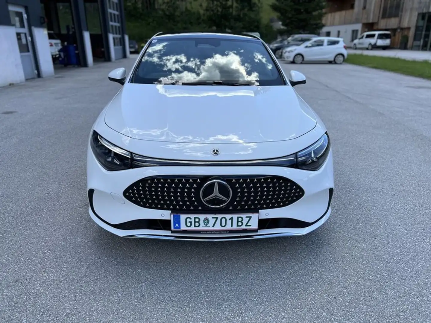 Mercedes-Benz CLA 200 Mercedes Benz CLA 200 mit EQ Technologie Weiß - 2
