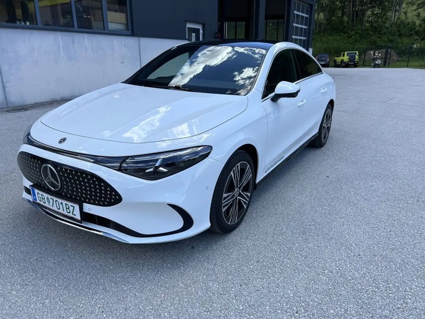 Mercedes-Benz CLA 200 Mercedes Benz CLA 200 mit EQ Technologie Weiß - 1