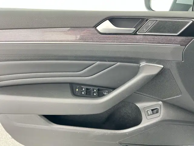 Volkswagen Passat view 11