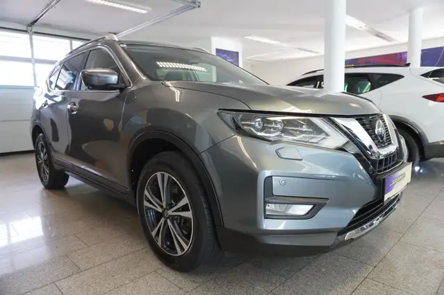 Nissan X-Trail view 3