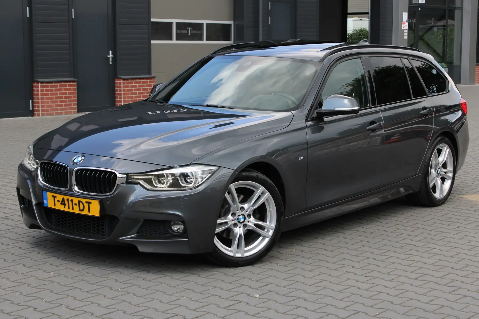BMW 320 3-serie Touring 320i M-Sport - Dealer onderhouden Grijs - 2