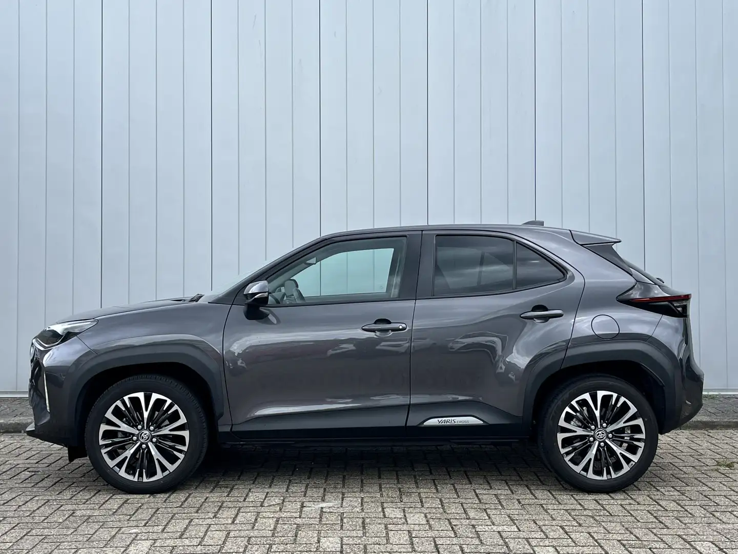 Toyota Yaris Cross 1.5 VVT-I Executive NL auto PDC Head Up Stoelverwa Gris - 2