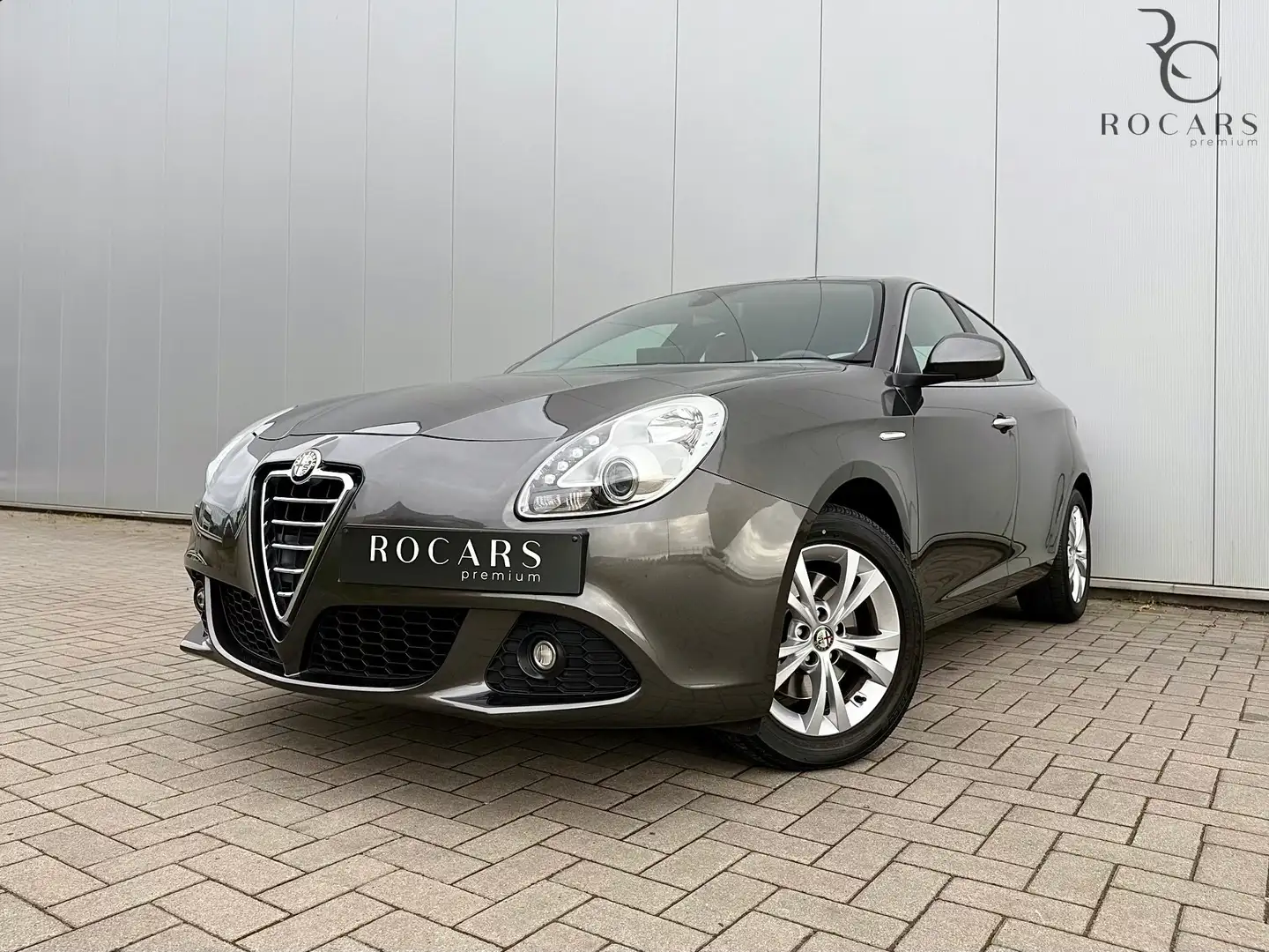 Alfa Romeo Giulietta 1.4i *GPS * CUIR* DNA* LED* RADARS*GARANTIE 12MOIS Gris - 1
