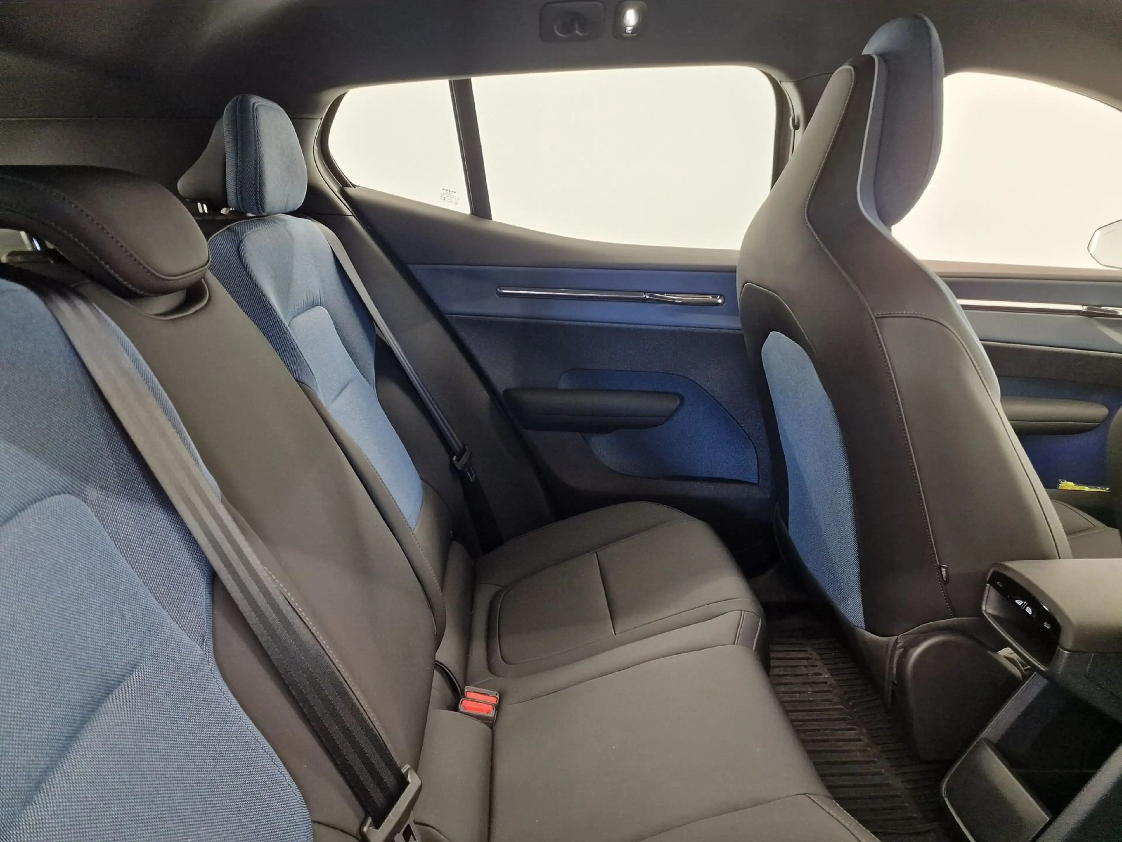 Volvo EX30 PLUS EXTENDED RANGE +TAL VAN OPTIES — photo 7