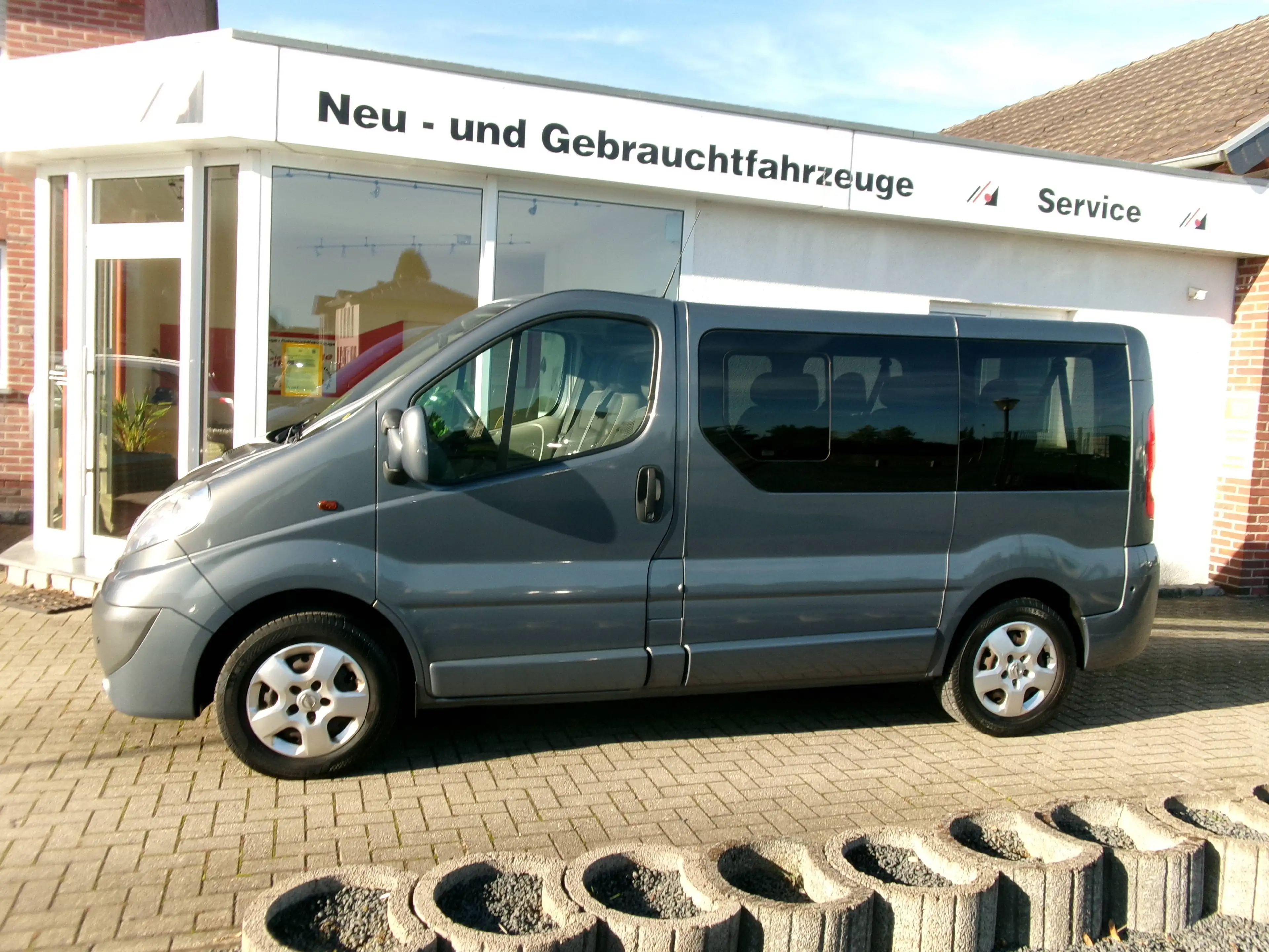 Opel Vivaro 2,0 Edition Kombi 9-Sitzer Klima AHK Solar-Reflect