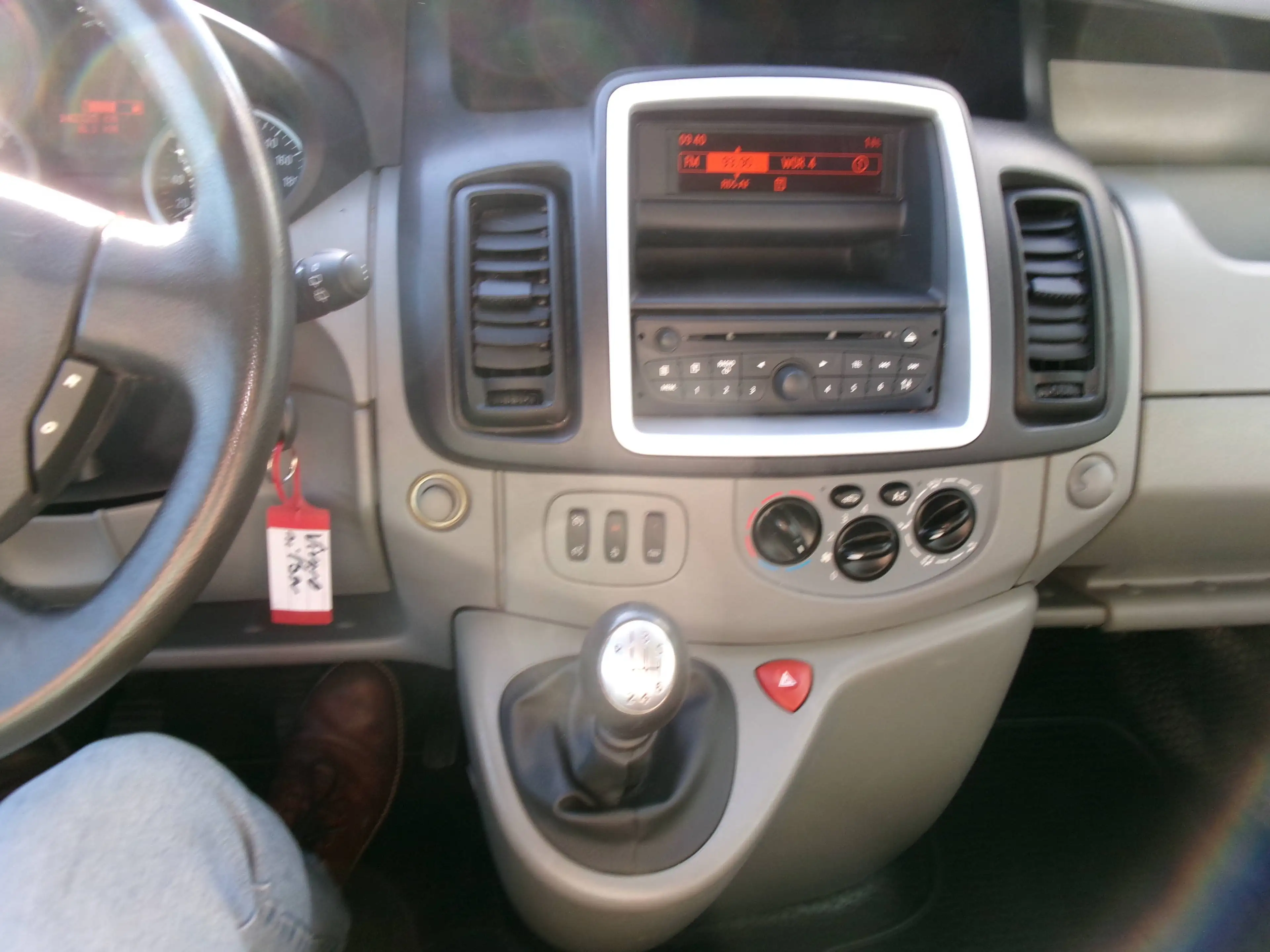 Opel Vivaro 2,0 Edition Kombi 9-Sitzer Klima AHK Solar-Reflect — photo 15