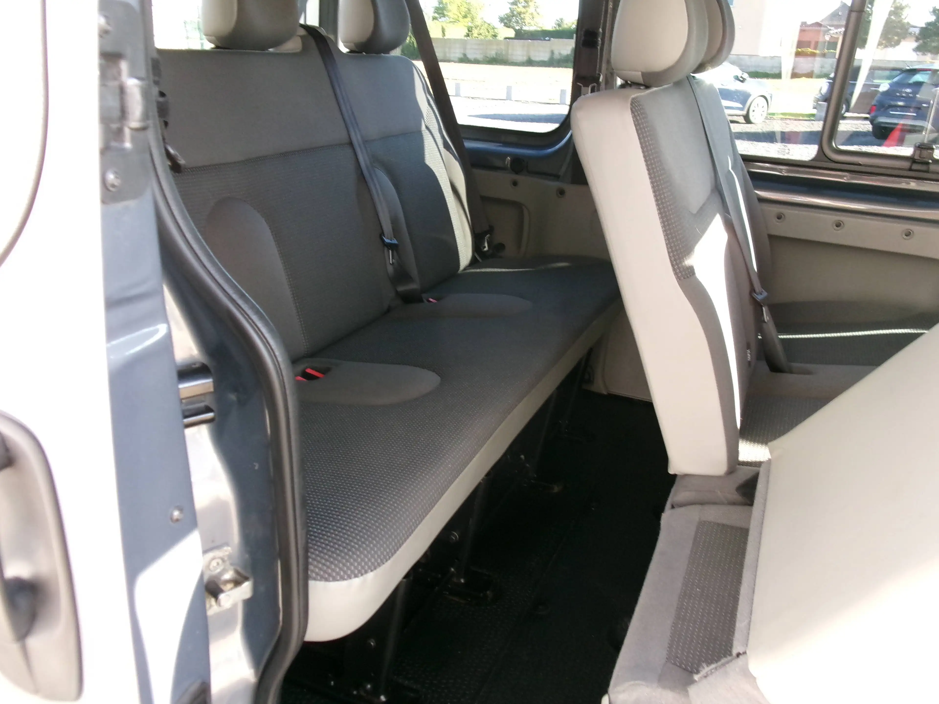 Opel Vivaro 2,0 Edition Kombi 9-Sitzer Klima AHK Solar-Reflect — photo 9