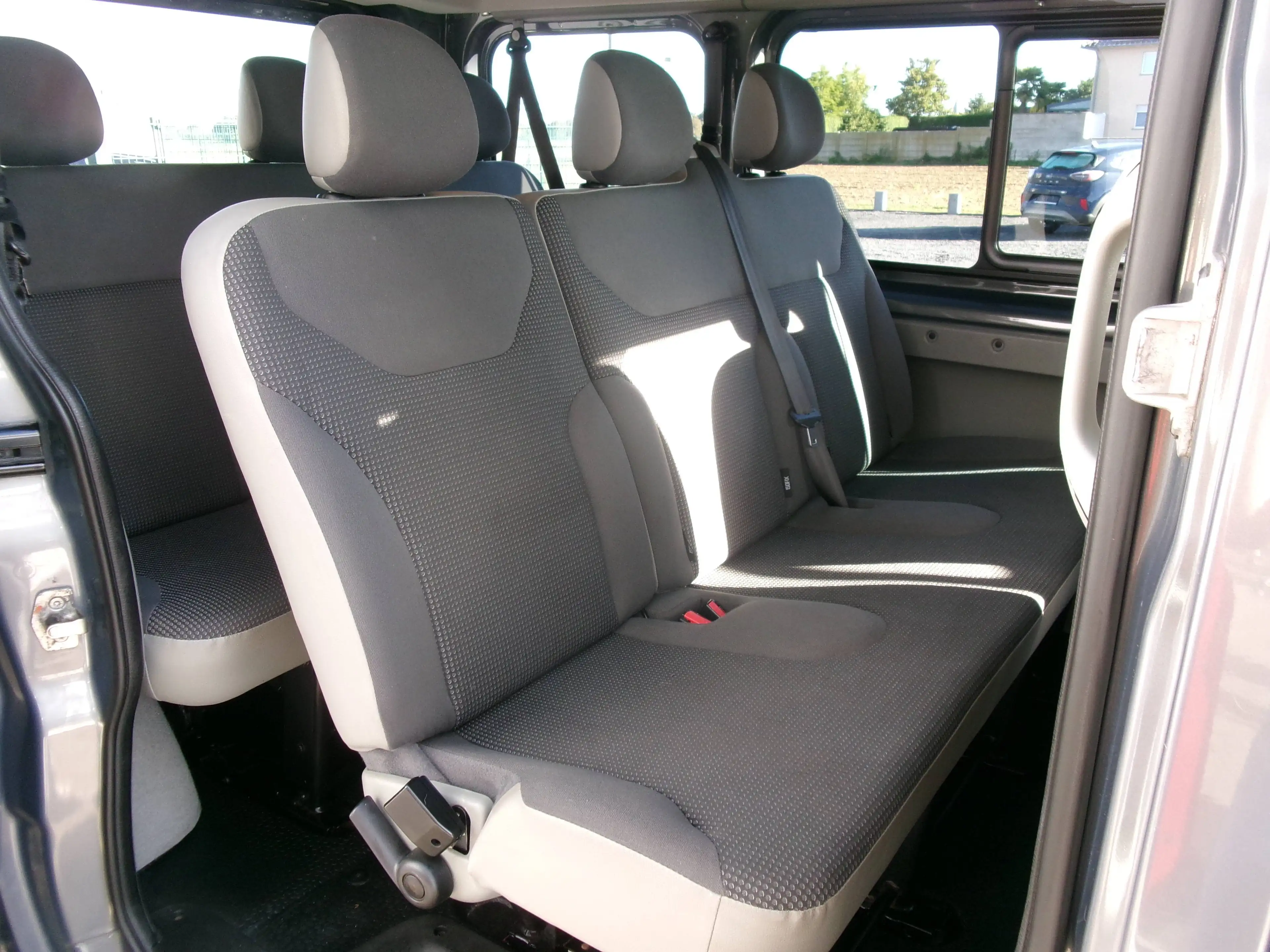 Opel Vivaro 2,0 Edition Kombi 9-Sitzer Klima AHK Solar-Reflect — photo 8