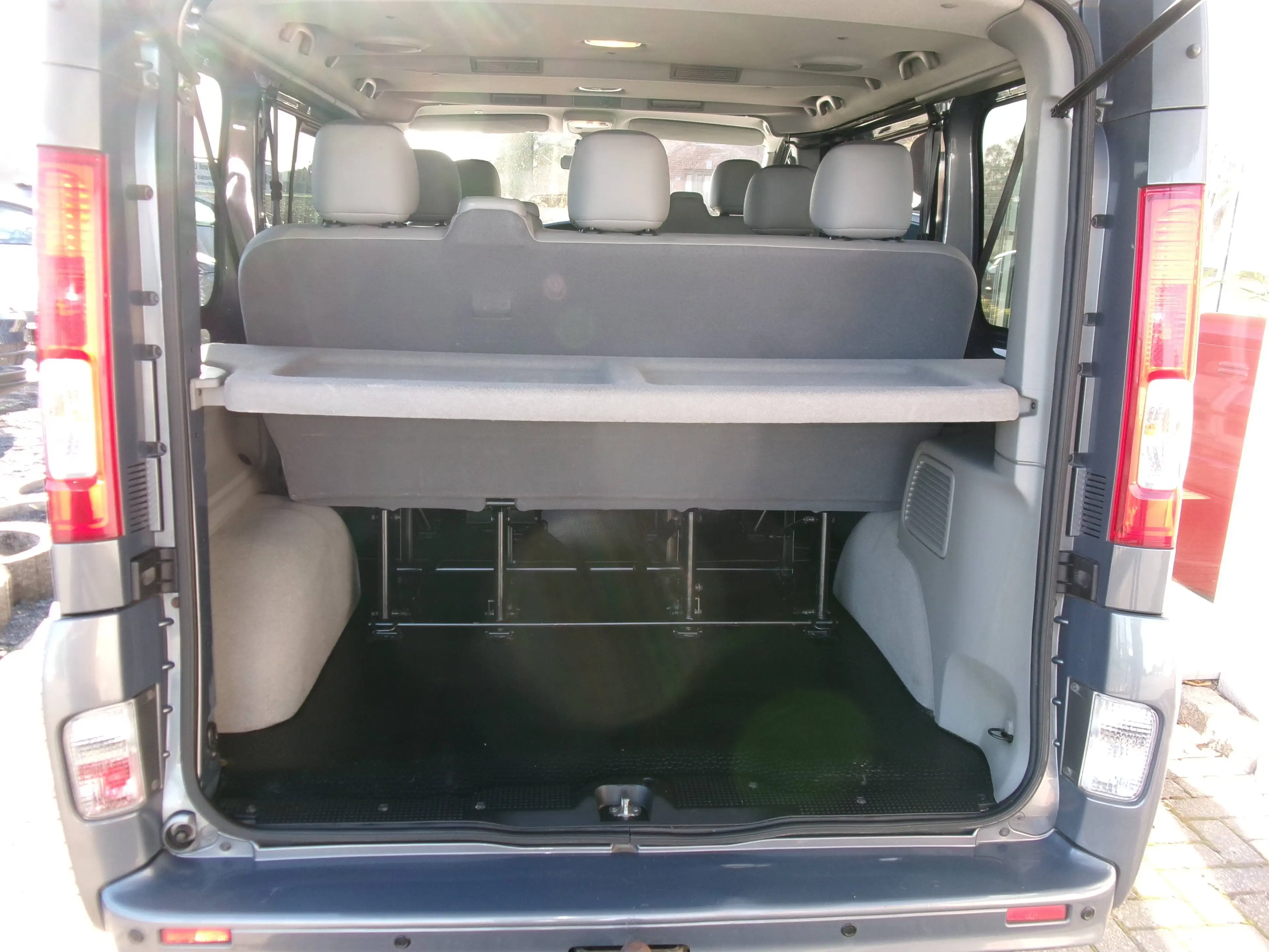 Opel Vivaro 2,0 Edition Kombi 9-Sitzer Klima AHK Solar-Reflect — photo 10