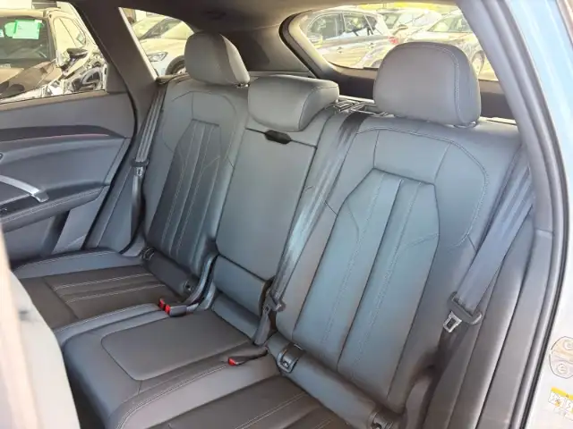 Audi Q5 view 12