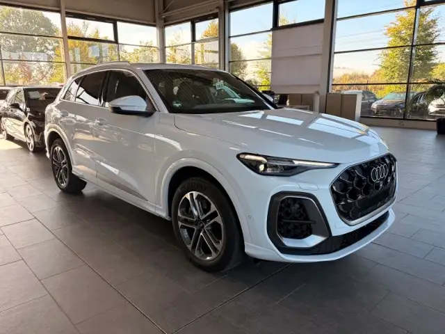 Audi Q5 view 3