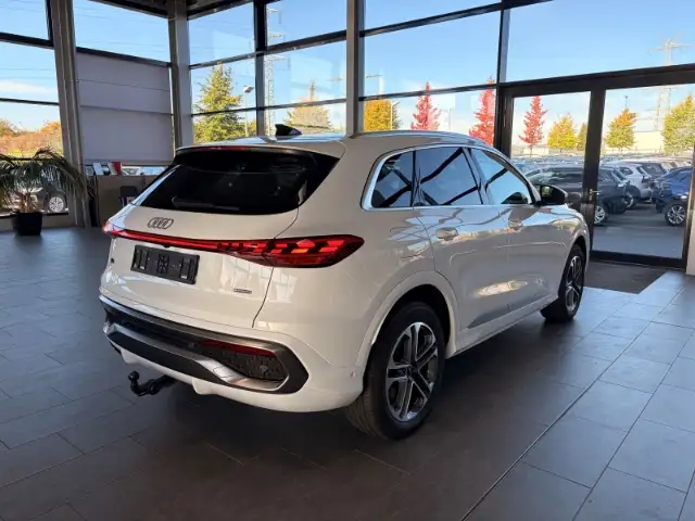 Audi Q5 view 4
