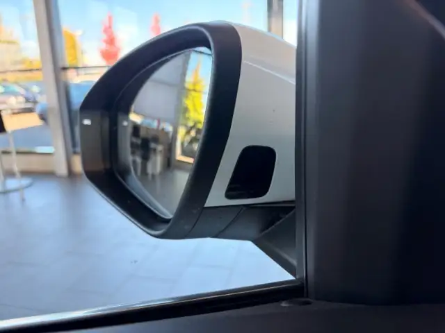 Audi Q5 view 8