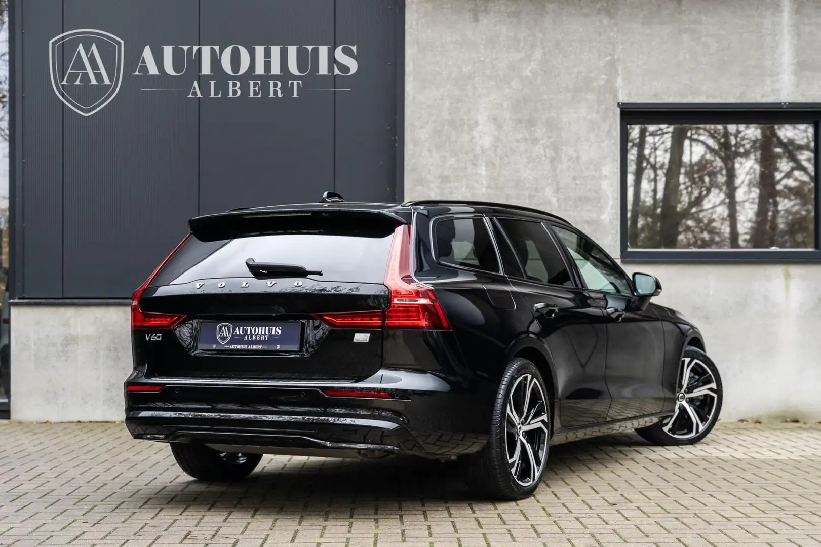 Volvo V60 2.0 T6 Recharge AWD Plus Dark H&K Pano 19'' ACC Zwart - 2