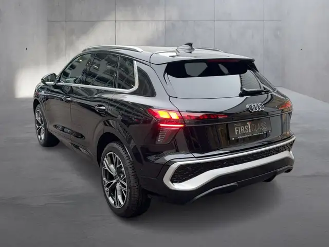 Audi Q3 view 3