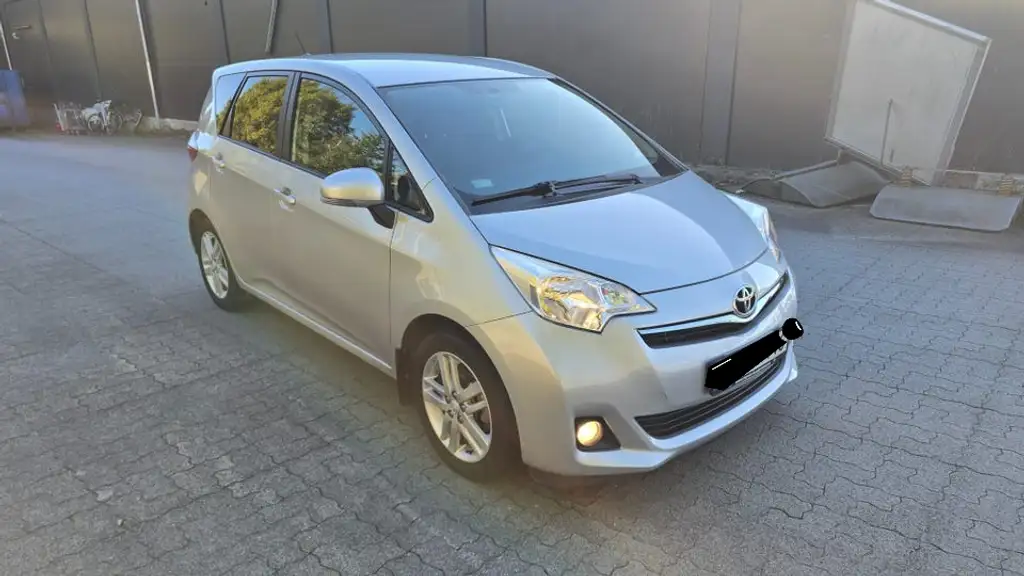 Toyota Verso-S 2013 из Европы — купить под ключ