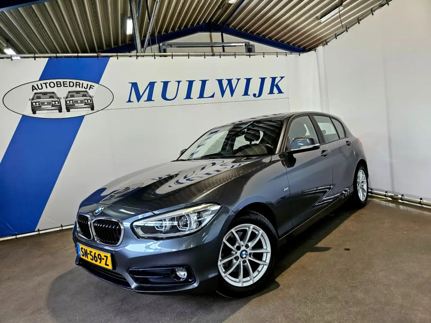 BMW 118i Executive Sport / Sportstoelen / LED / NL Aut Grijs - 2
