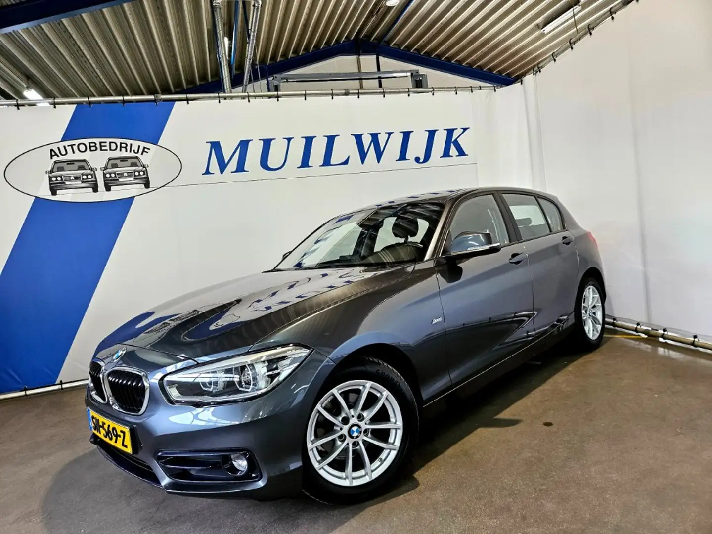 BMW 118i Executive Sport / Sportstoelen / LED / NL Aut Grijs - 1