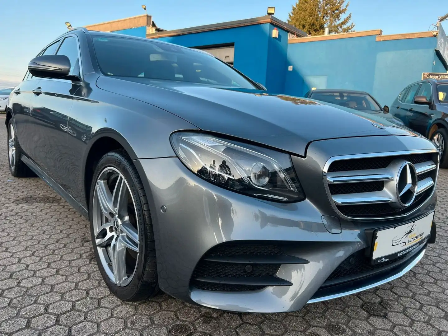 Mercedes-Benz E 220 d 4Matic AMG-LINE/LED/NAVI/SHZ Gris - 1