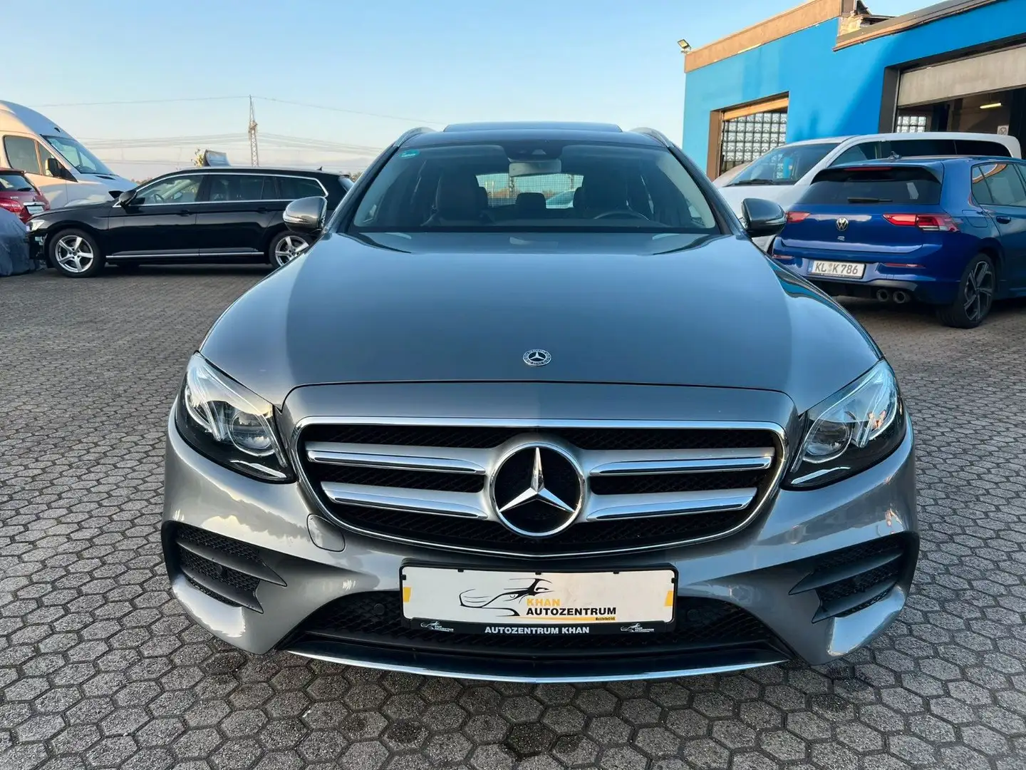 Mercedes-Benz E 220 d 4Matic AMG-LINE/LED/NAVI/SHZ Gris - 2