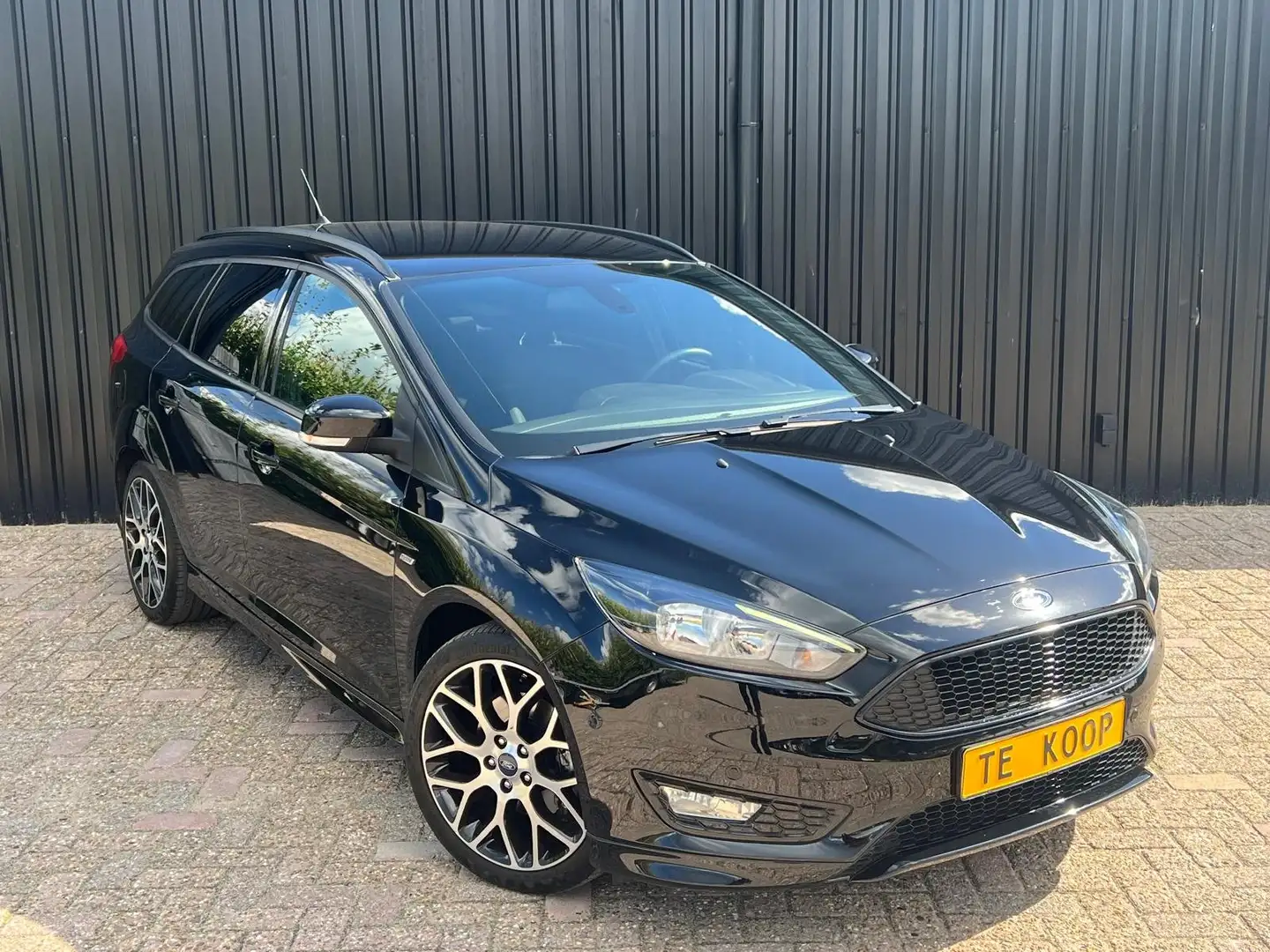 Ford Focus 1.5 EcoBoost ST-line Wagon | 182pk | Lage KMstand Zwart - 1
